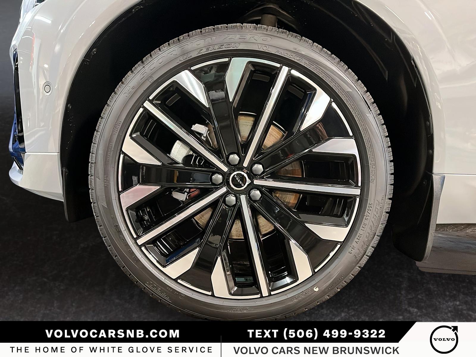 2026 Volvo XC60 B5 Ultra Dark Theme