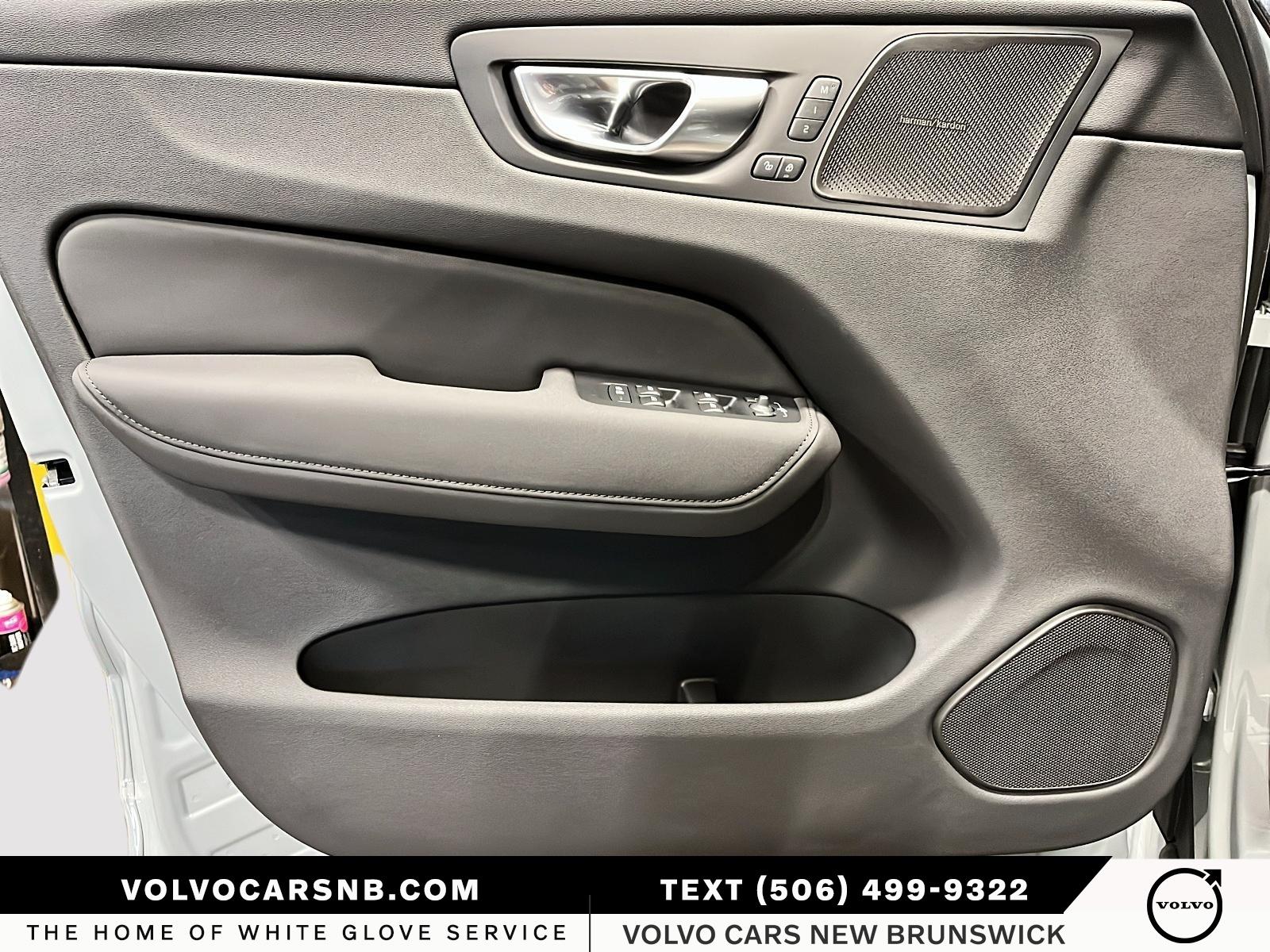 2026 Volvo XC60 B5 Ultra Dark Theme