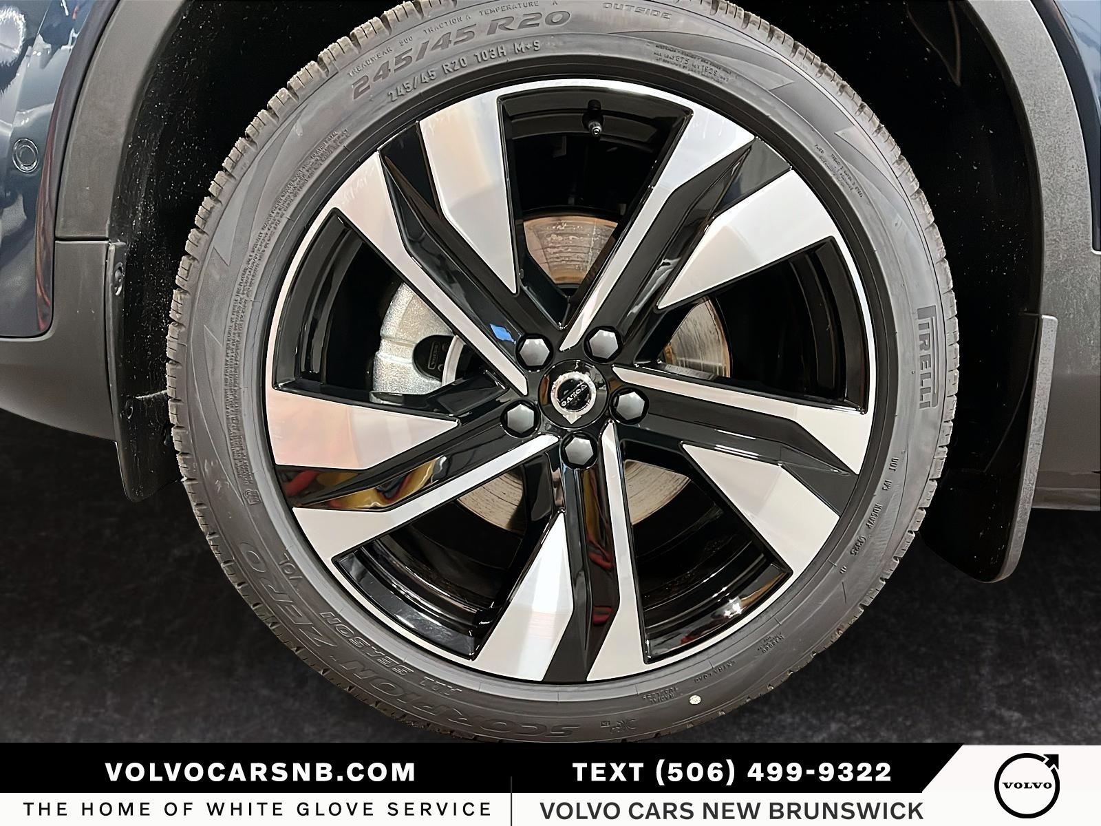 2026 Volvo XC40 B5 Plus Dark Theme