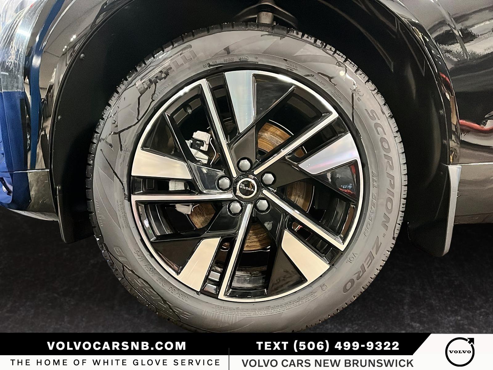 2026 Volvo XC60 B5 Core Dark Theme