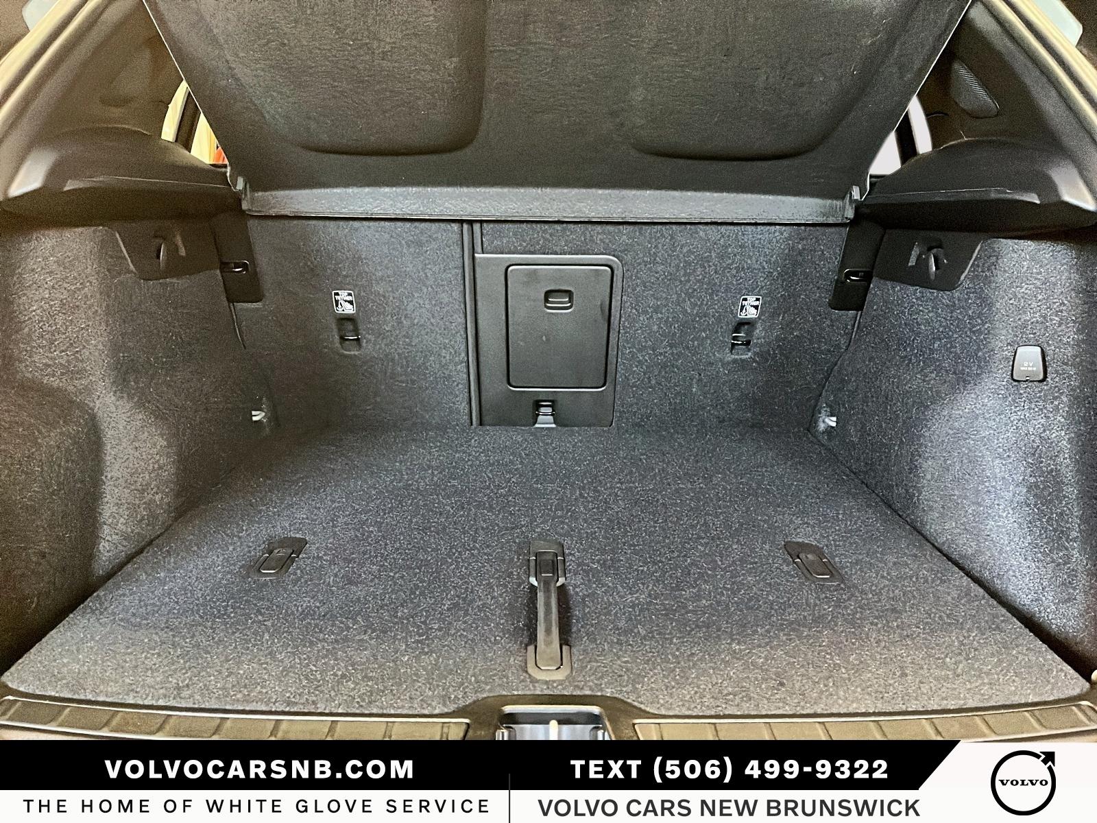 2025 Volvo XC40 B5 Plus Dark Theme