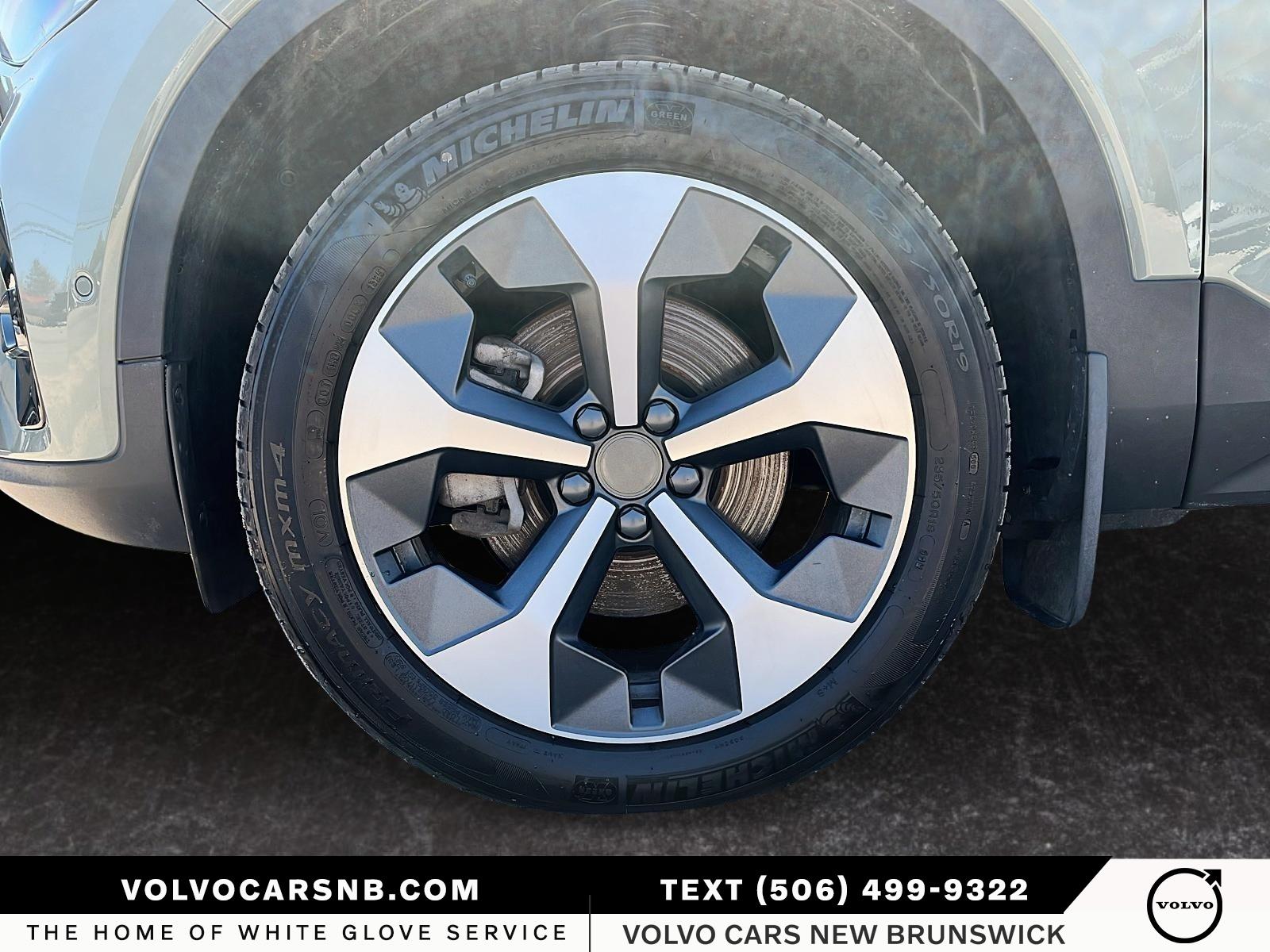 2025 Volvo XC40 B5 Plus Dark Theme