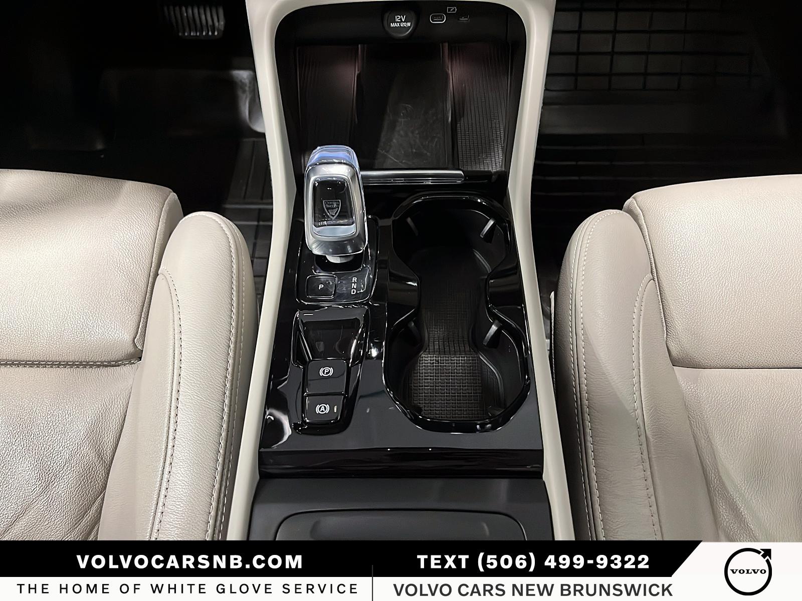 2024 Volvo XC40 B5 Plus Bright Theme