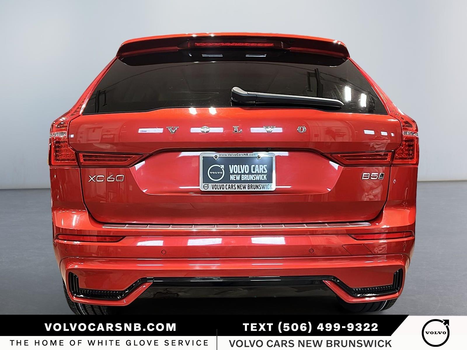 2024 Volvo XC60 B5 Ultimate Dark Theme