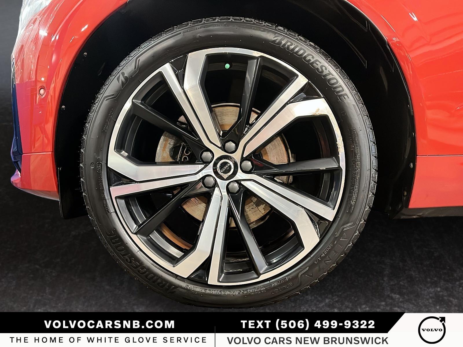 2024 Volvo XC60 B5 Ultimate Dark Theme