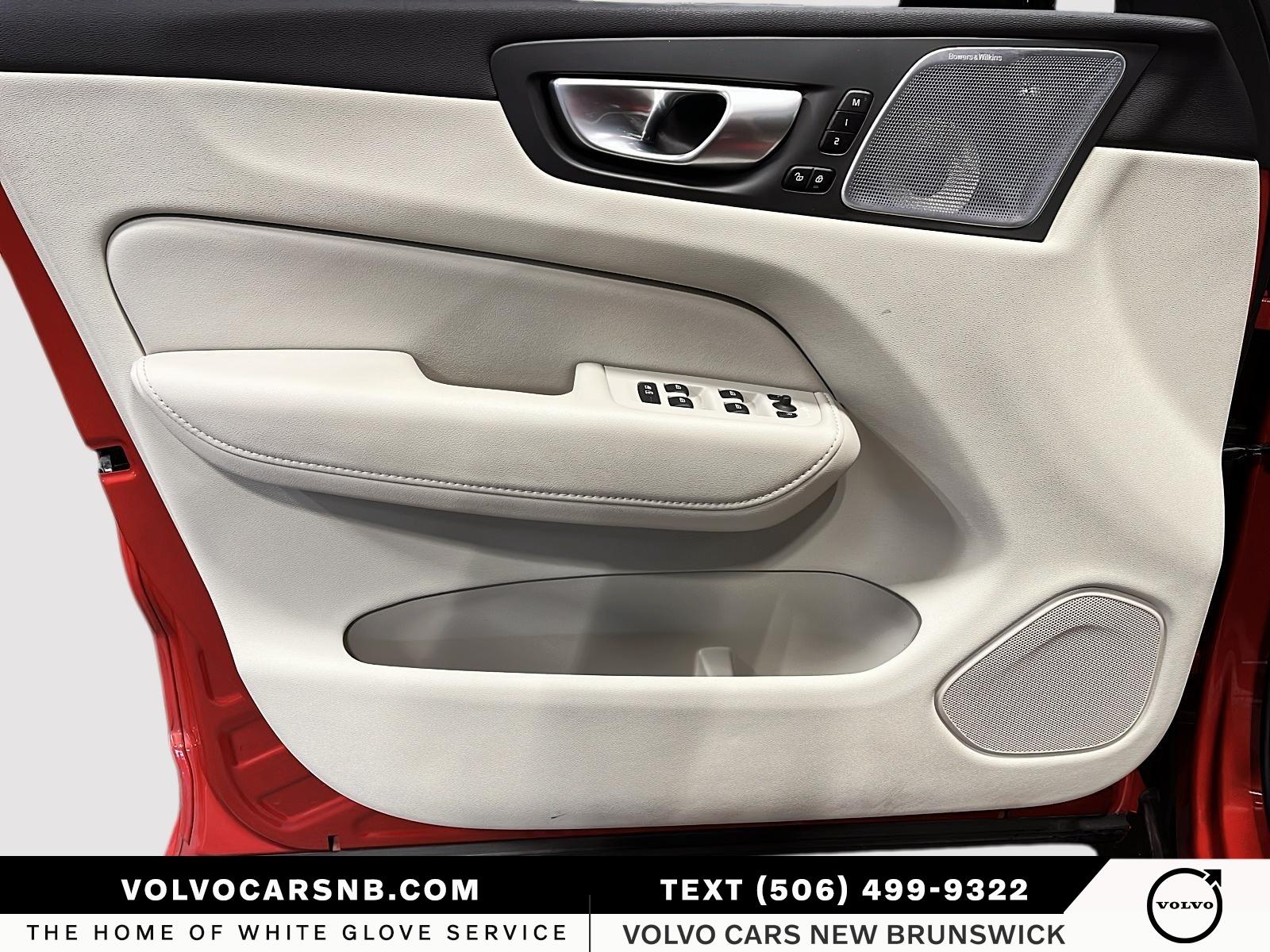 2024 Volvo XC60 B5 Ultimate Dark Theme