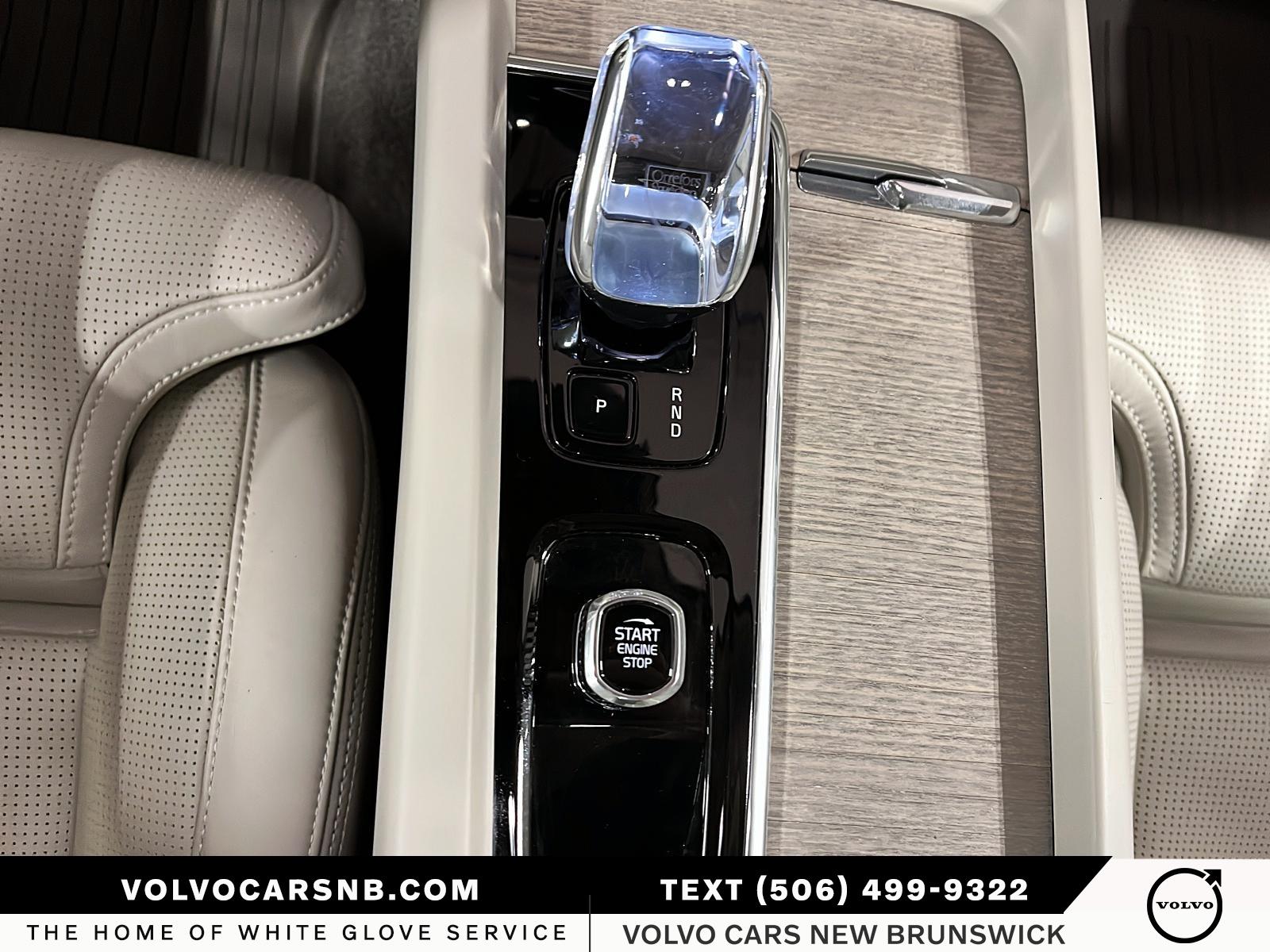 2024 Volvo XC60 B5 Ultimate Dark Theme