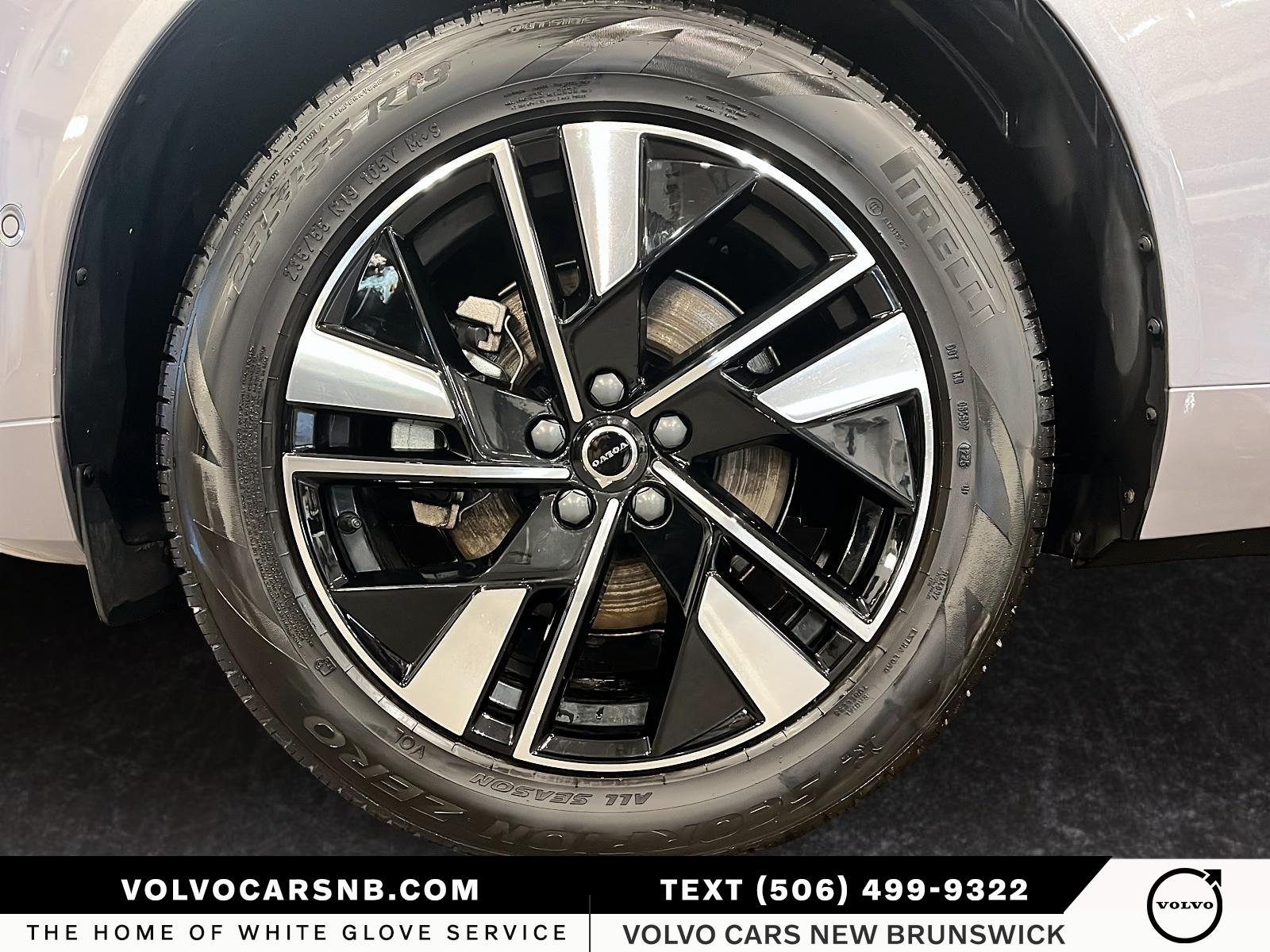 2026 Volvo XC60 B5 Plus Dark Theme