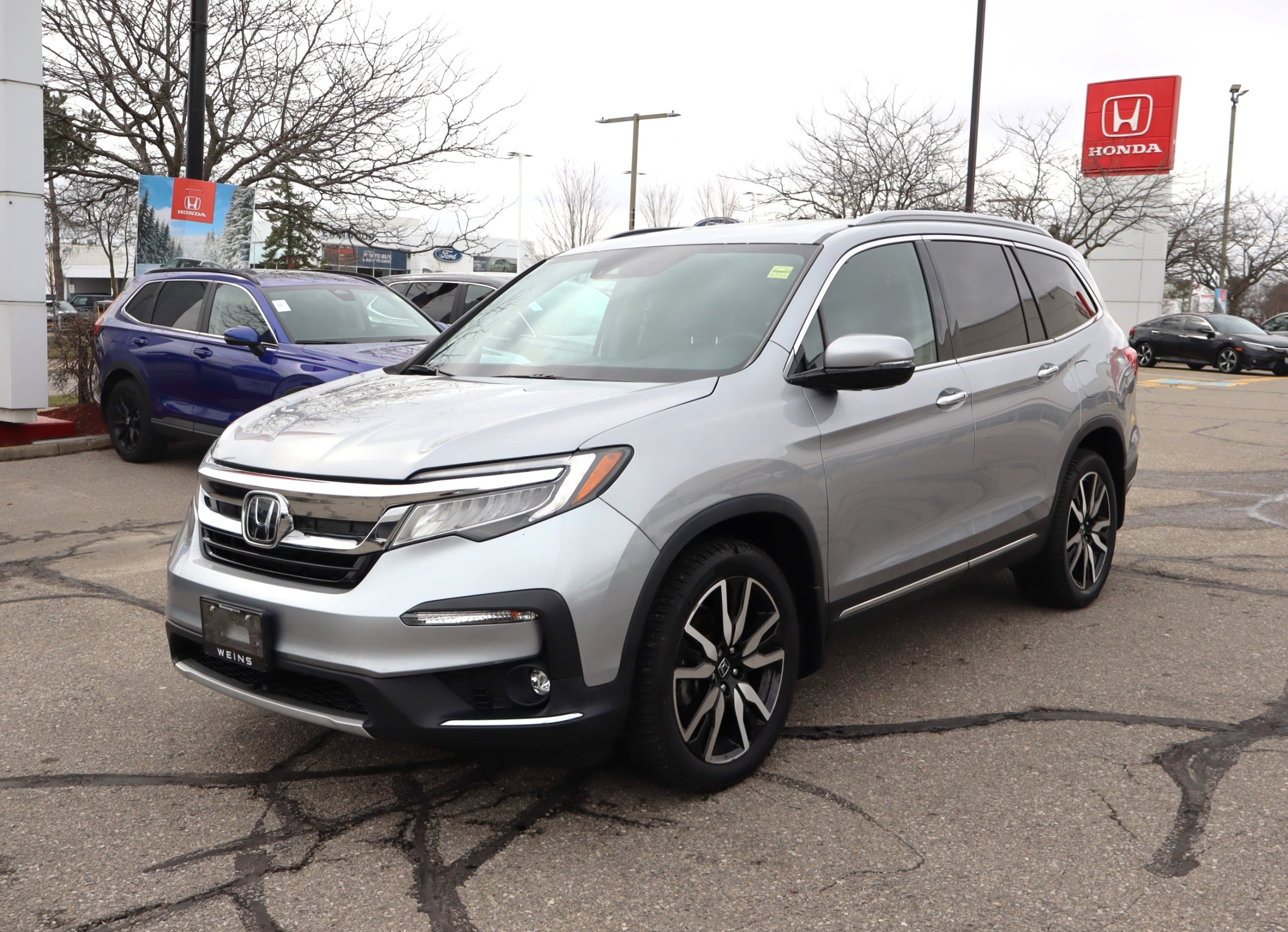 2021 Honda Pilot Touring AWD with Rear Captains Chairs