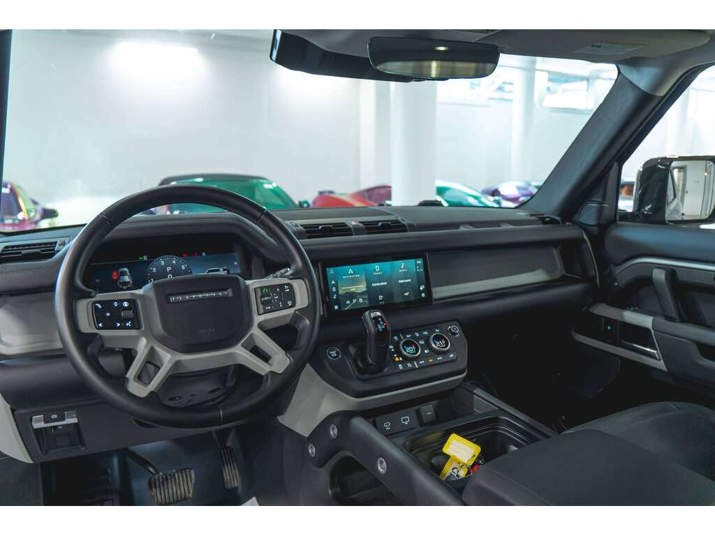Land Rover Defender 2024