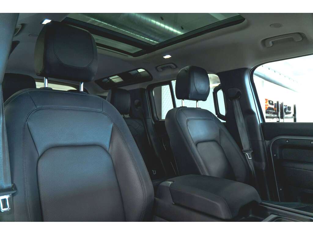 Land Rover Defender 2024