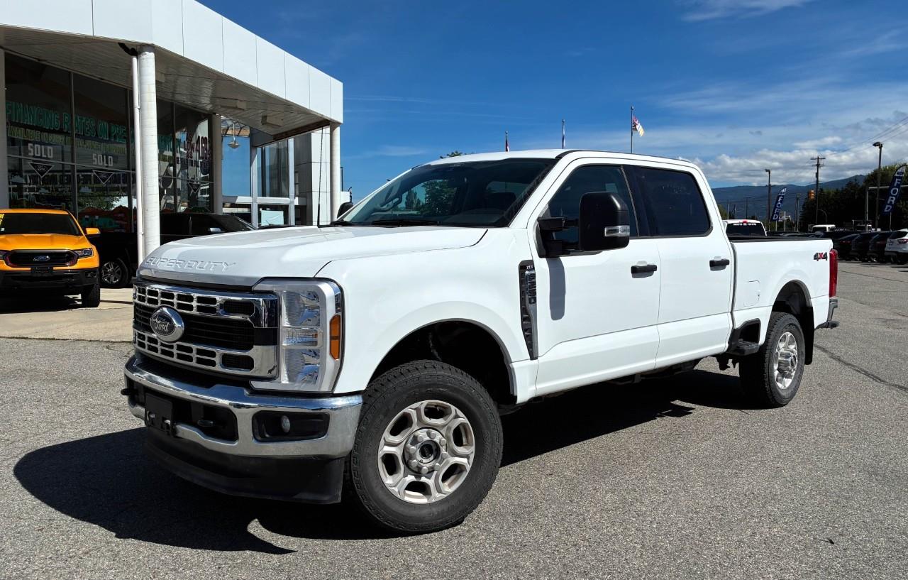 White 2026 Ford F-250 Super Duty XLT Crew Cab 4WD Pickup Truck Four-Wheel Drive Automatic