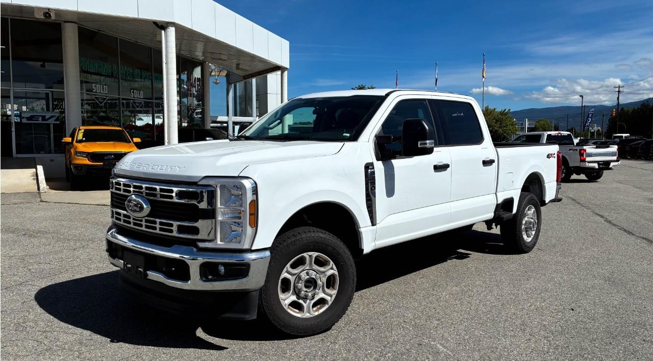 White 2026 Ford F-250 Super Duty XLT Crew Cab 4WD Pickup Truck Four-Wheel Drive Automatic