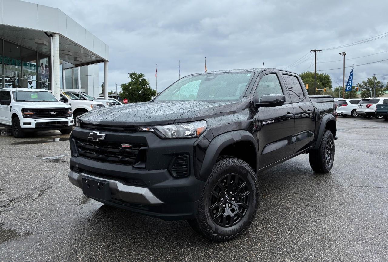 Black 2025 Chevrolet Colorado Trail Boss Crew Cab 4WD Pickup Truck Four-Wheel Drive 8-Speed Automatic