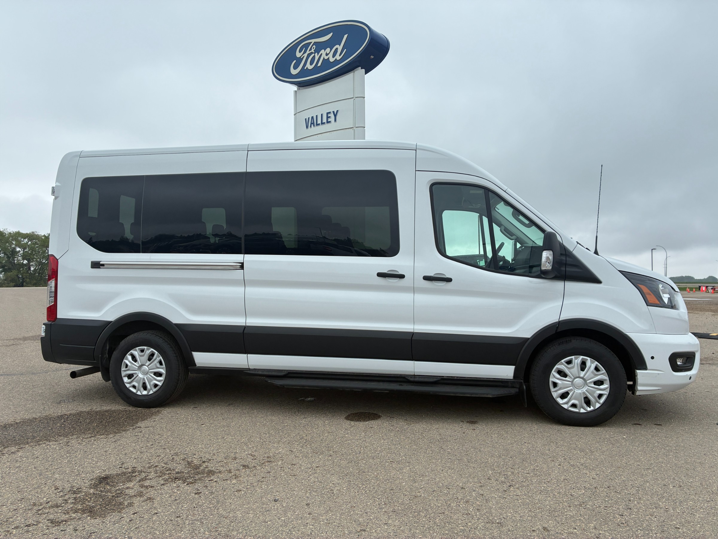 2024 Ford Transit Passenger 350 XLT Medium Roof LB RWD