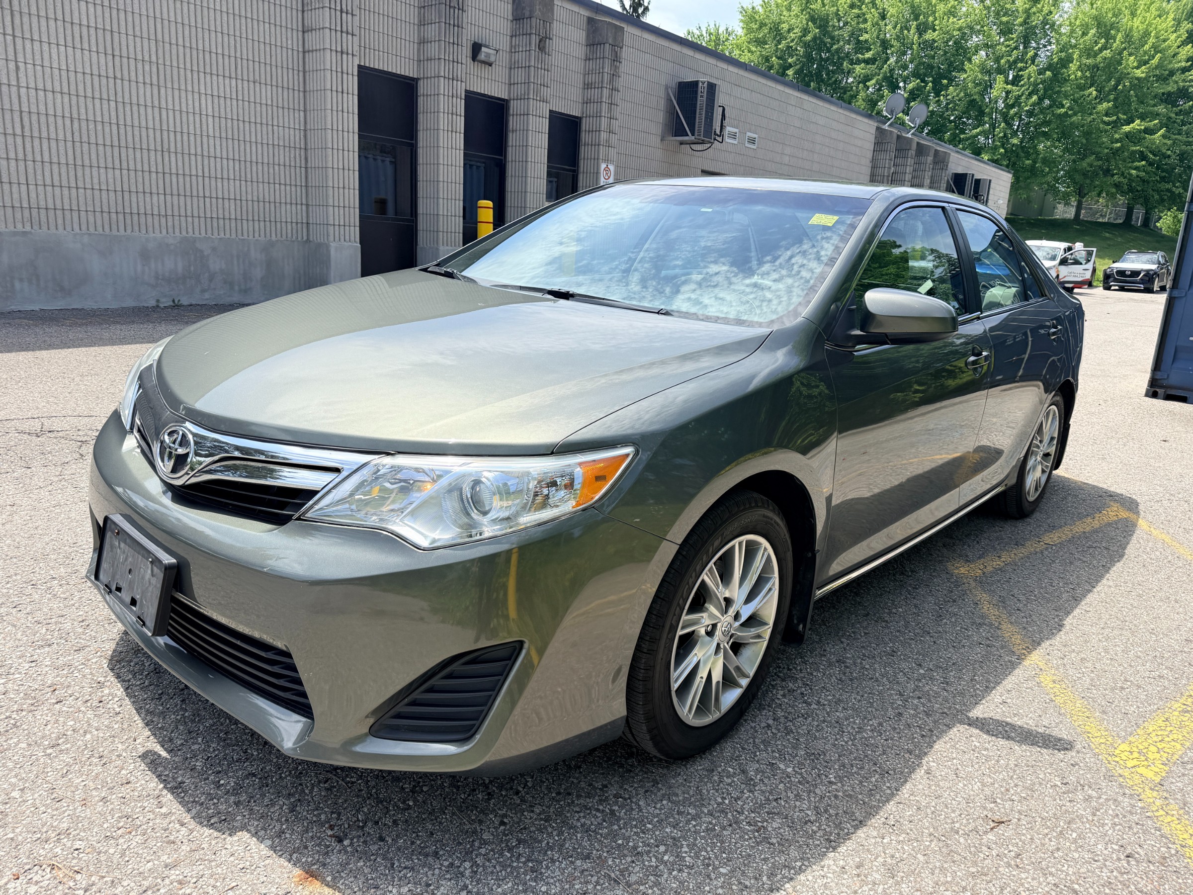 Green 2014 Toyota Camry Sedan Front-Wheel Drive 6-Speed Automatic