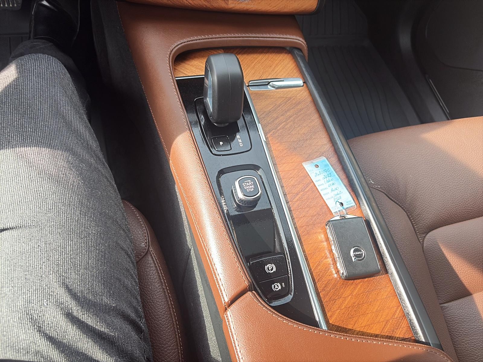 2023 Volvo XC90 B6 Plus Bright Theme