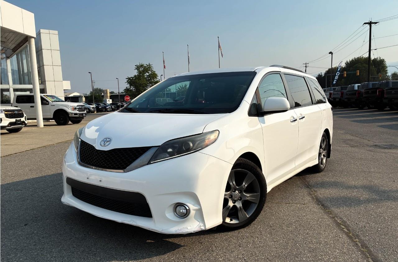 White 2015 Toyota Sienna Minivan Front-Wheel Drive 6-Speed Automatic