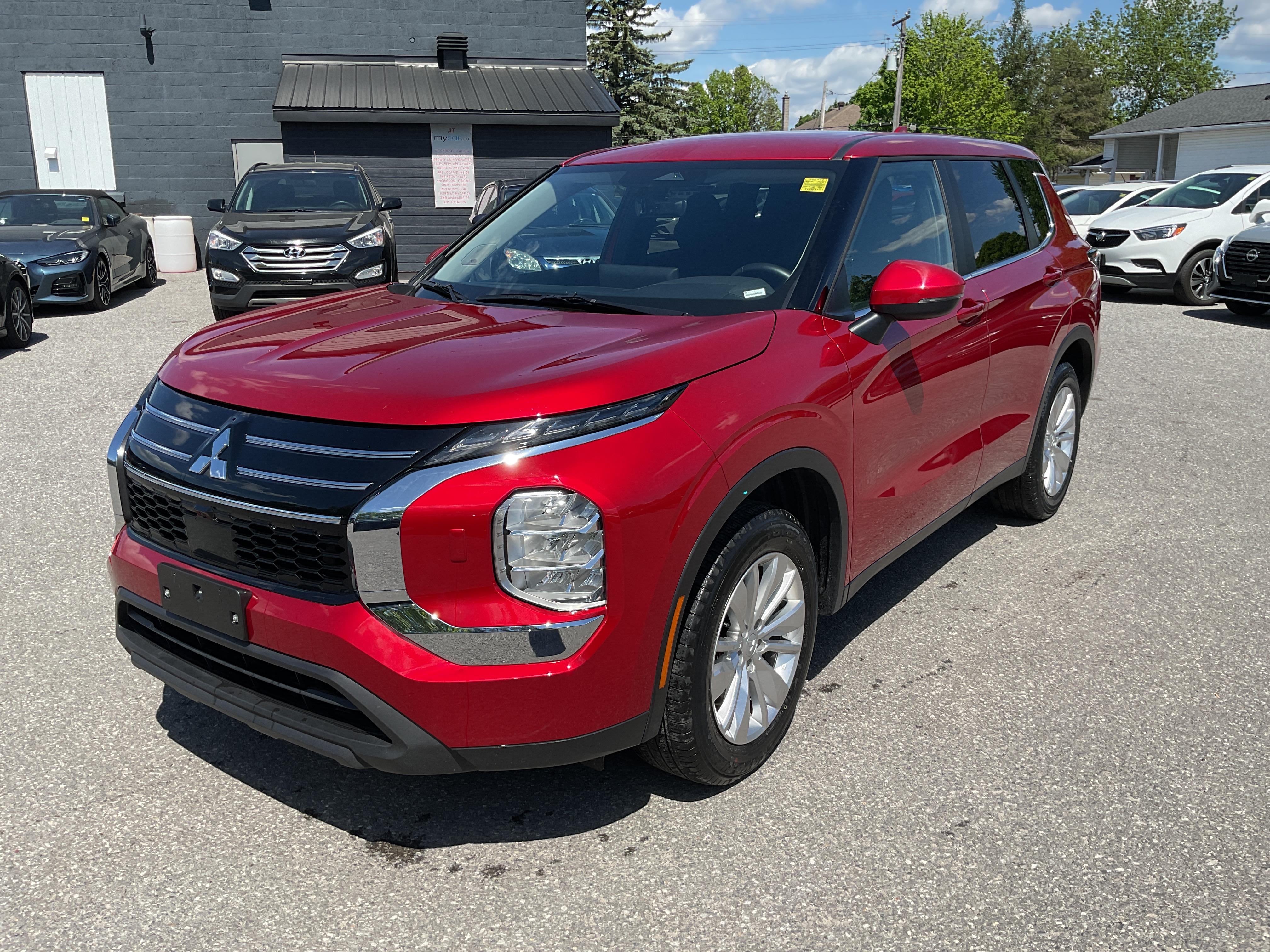 Silver 2025 Mitsubishi Outlander SUV / Crossover Front-Wheel Drive Continuously Variable Transmission