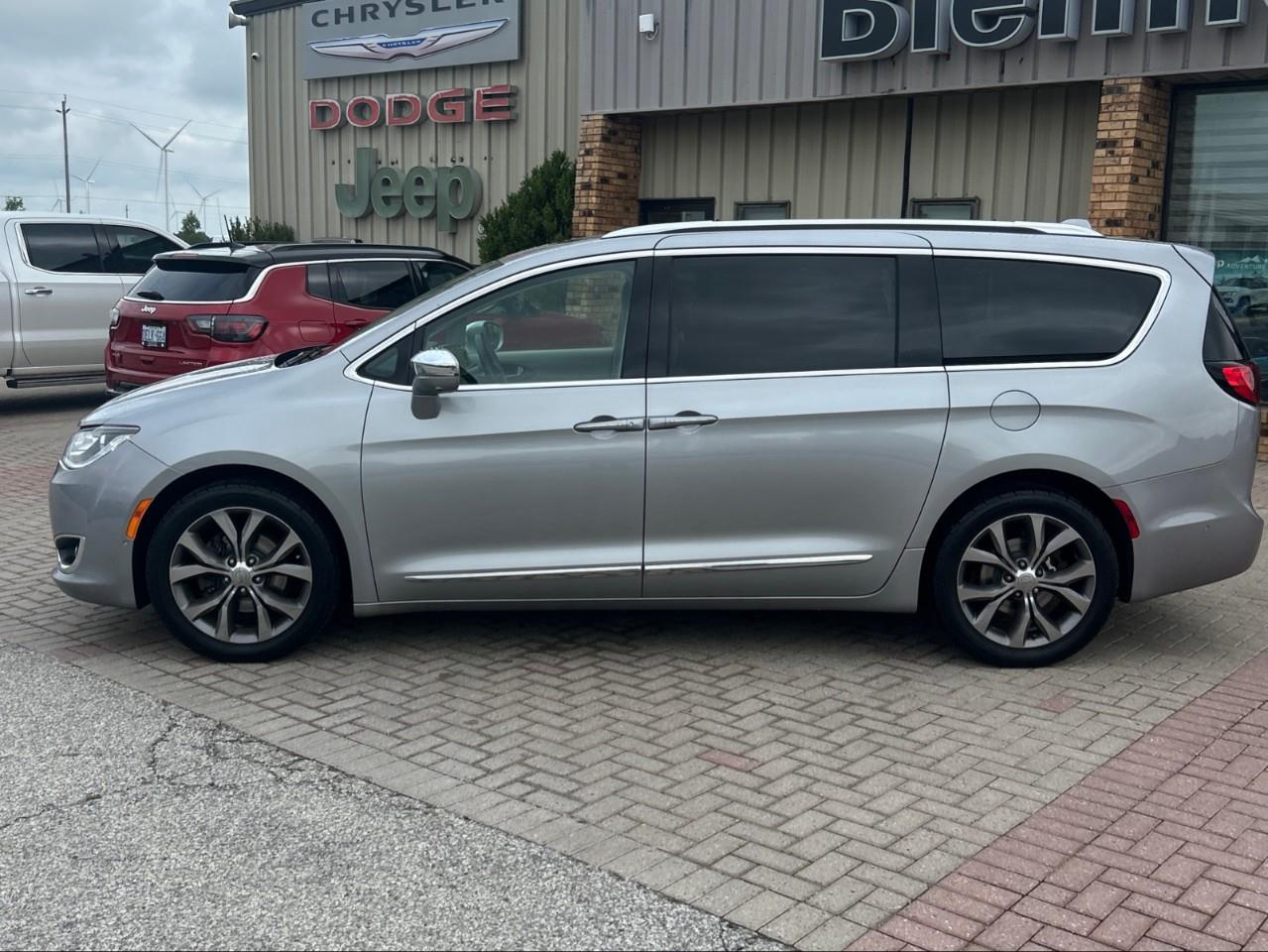 Silver 2018 Chrysler Pacifica Minivan Front-Wheel Drive 9-Speed Automatic