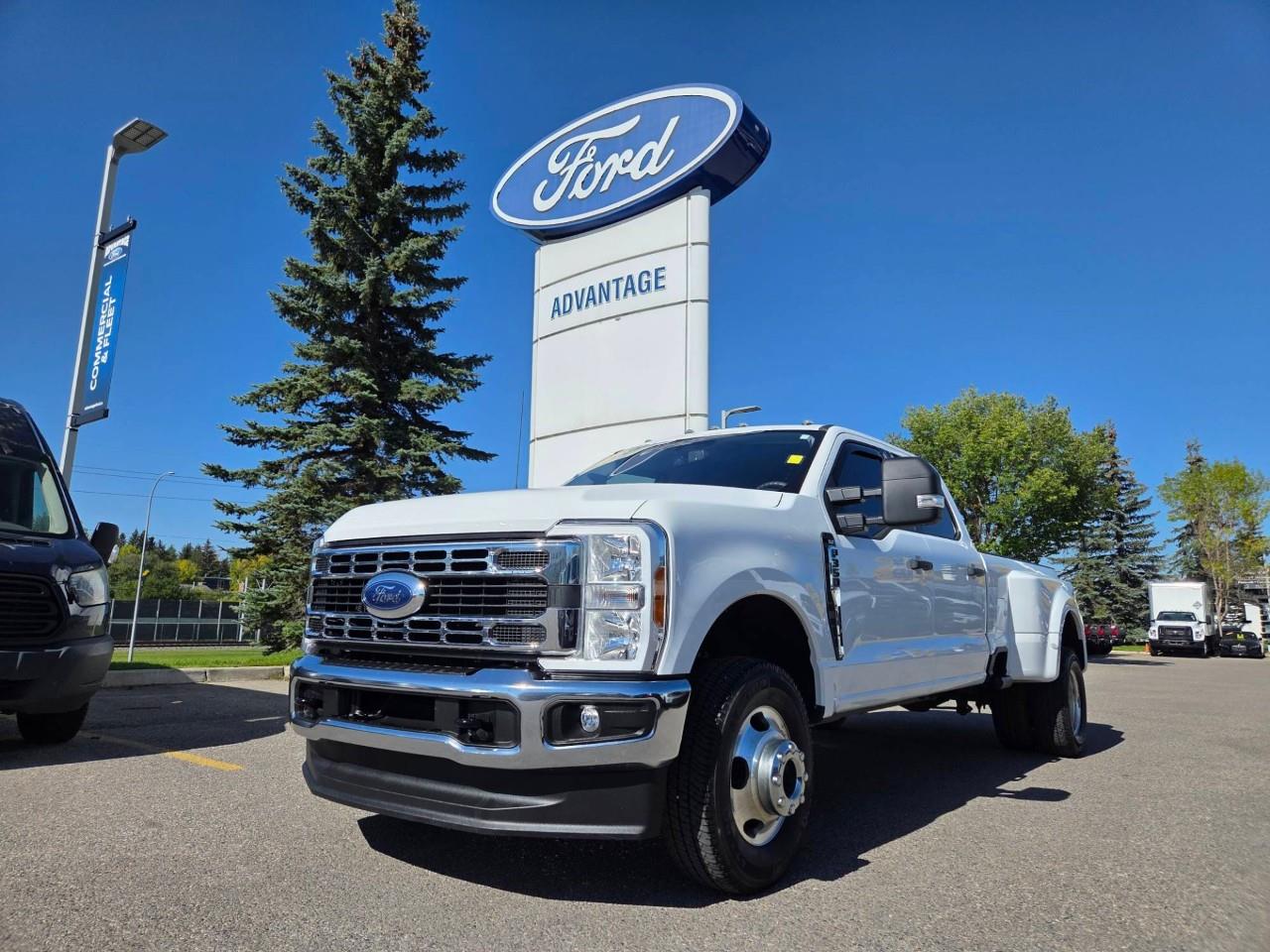 White 2023 Ford F-350 Super Duty Pickup Truck Four-Wheel Drive Automatic