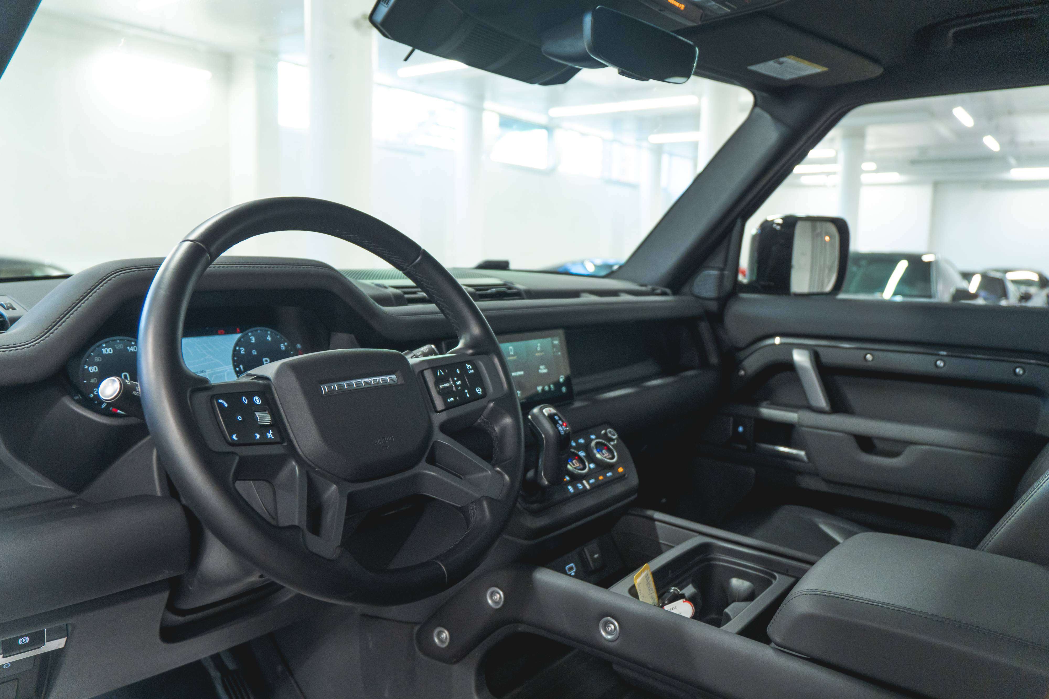 Land Rover Defender 2024