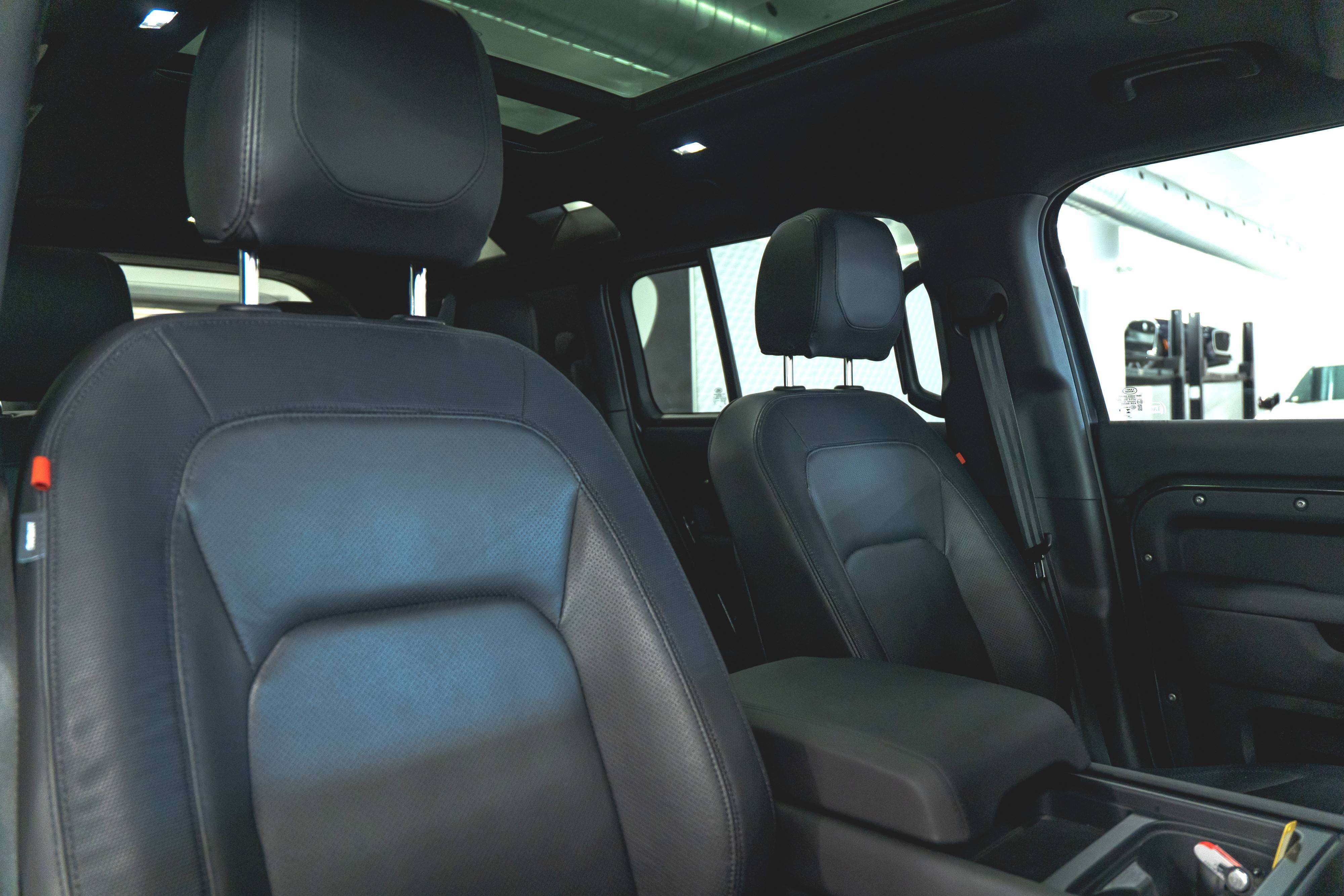 Land Rover Defender 2024