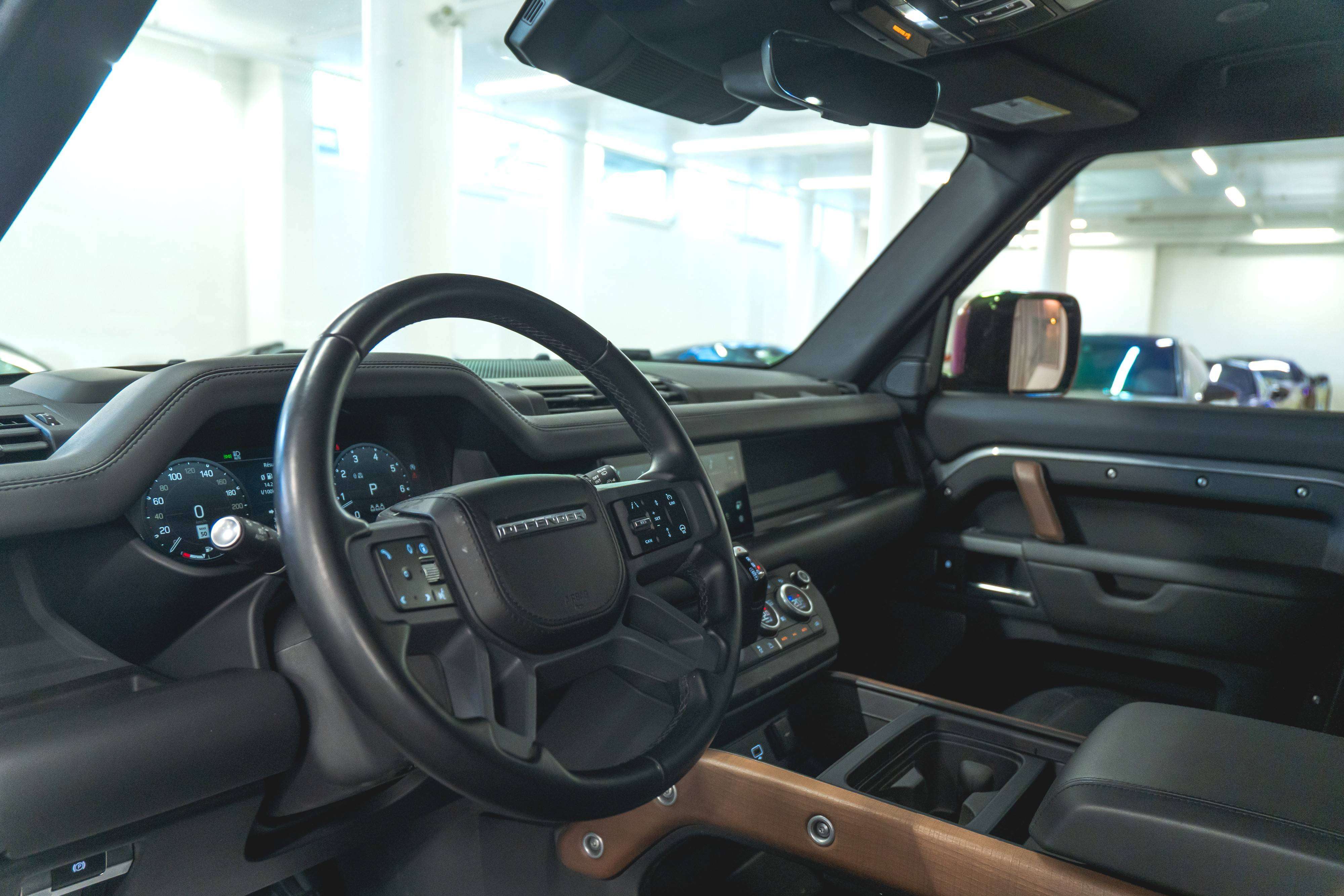 Land Rover Defender 2024