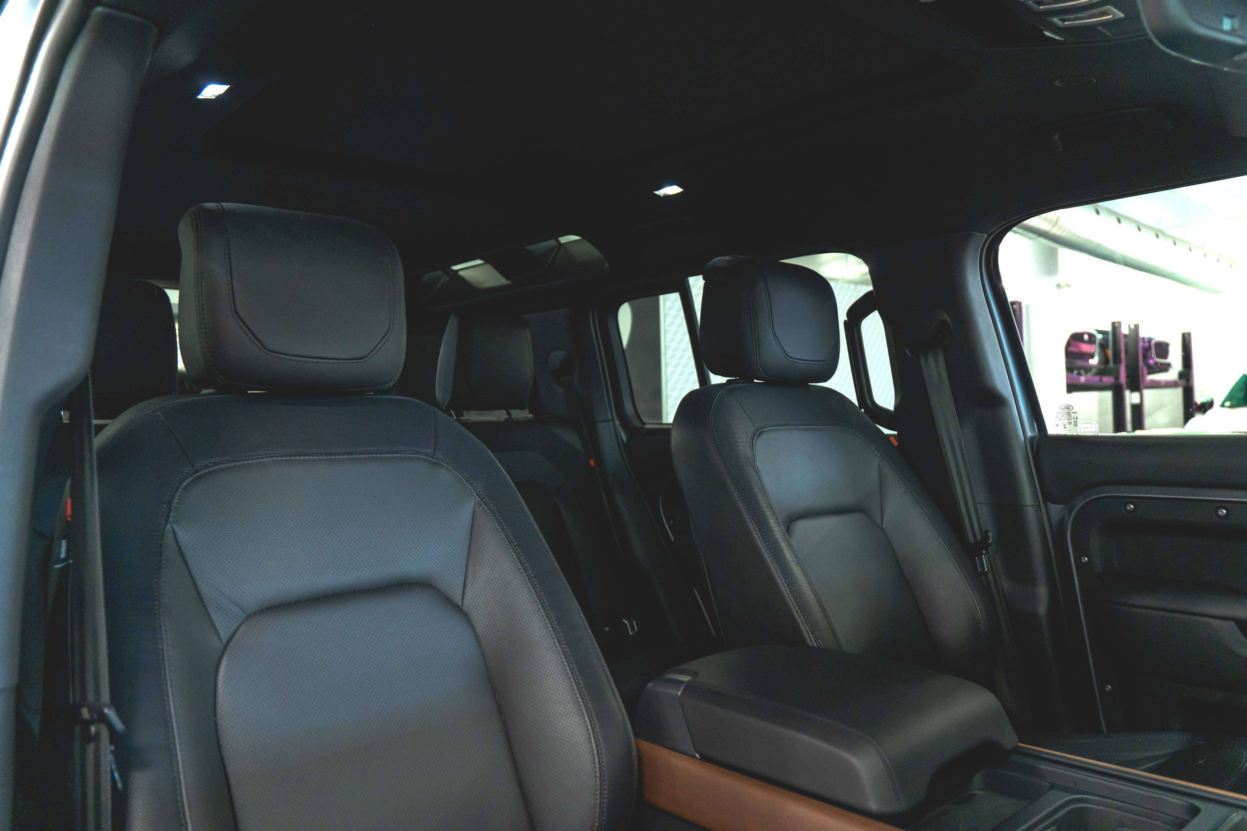 Land Rover Defender 2024
