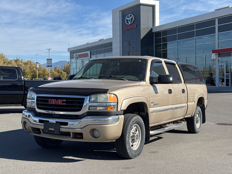 Gold 2004 GMC Sierra 2500HD Pickup Truck Four-Wheel Drive Automatic