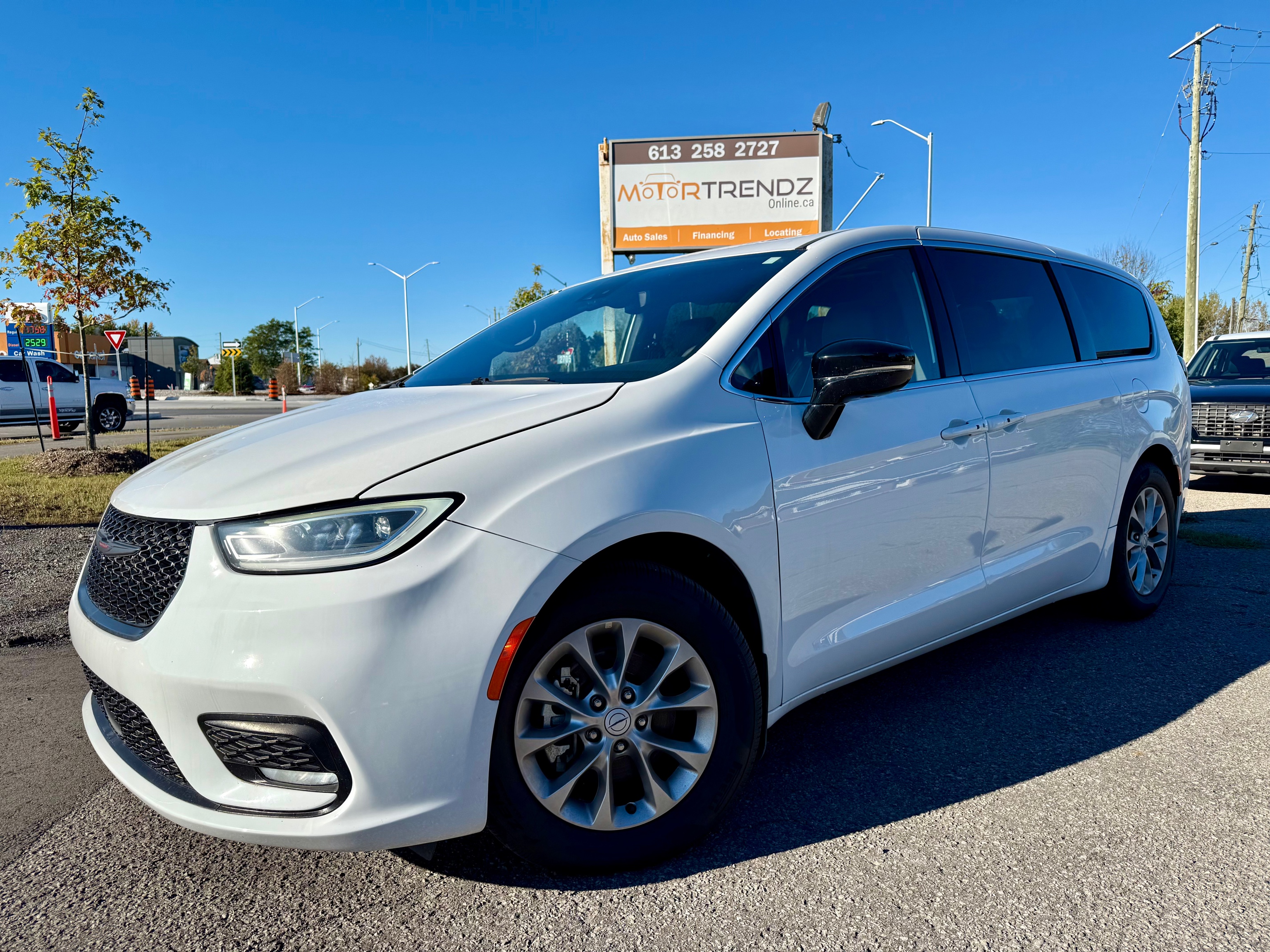 White 2026 Chrysler Pacifica Minivan Front-Wheel Drive 9-Speed Automatic