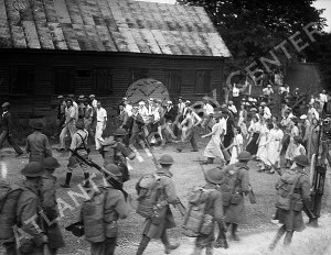 Mill workers picketing outside Newnan Cotton Mills, with Georgia National Guard (front), during the General Textile Strike of 1934. Credit: Atlanta History Center