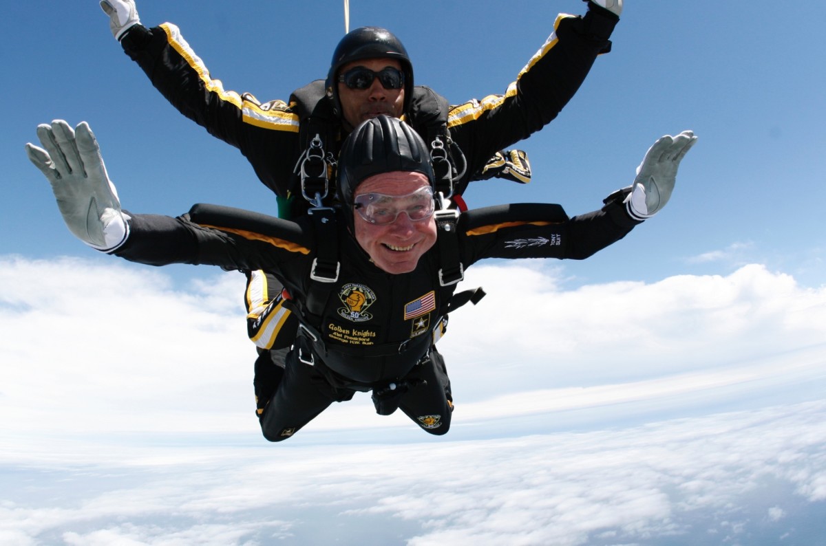 George Bush, parachute
