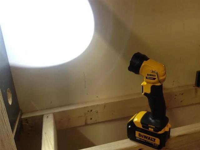 Lanterna LED Profissional DeWalt 20V Max Compacta - 1