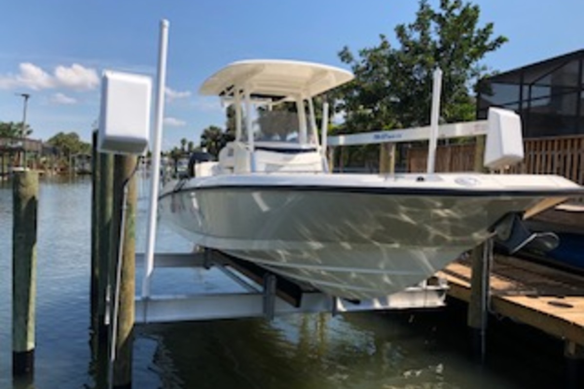 2016 Boston Whaler Dauntless, 1