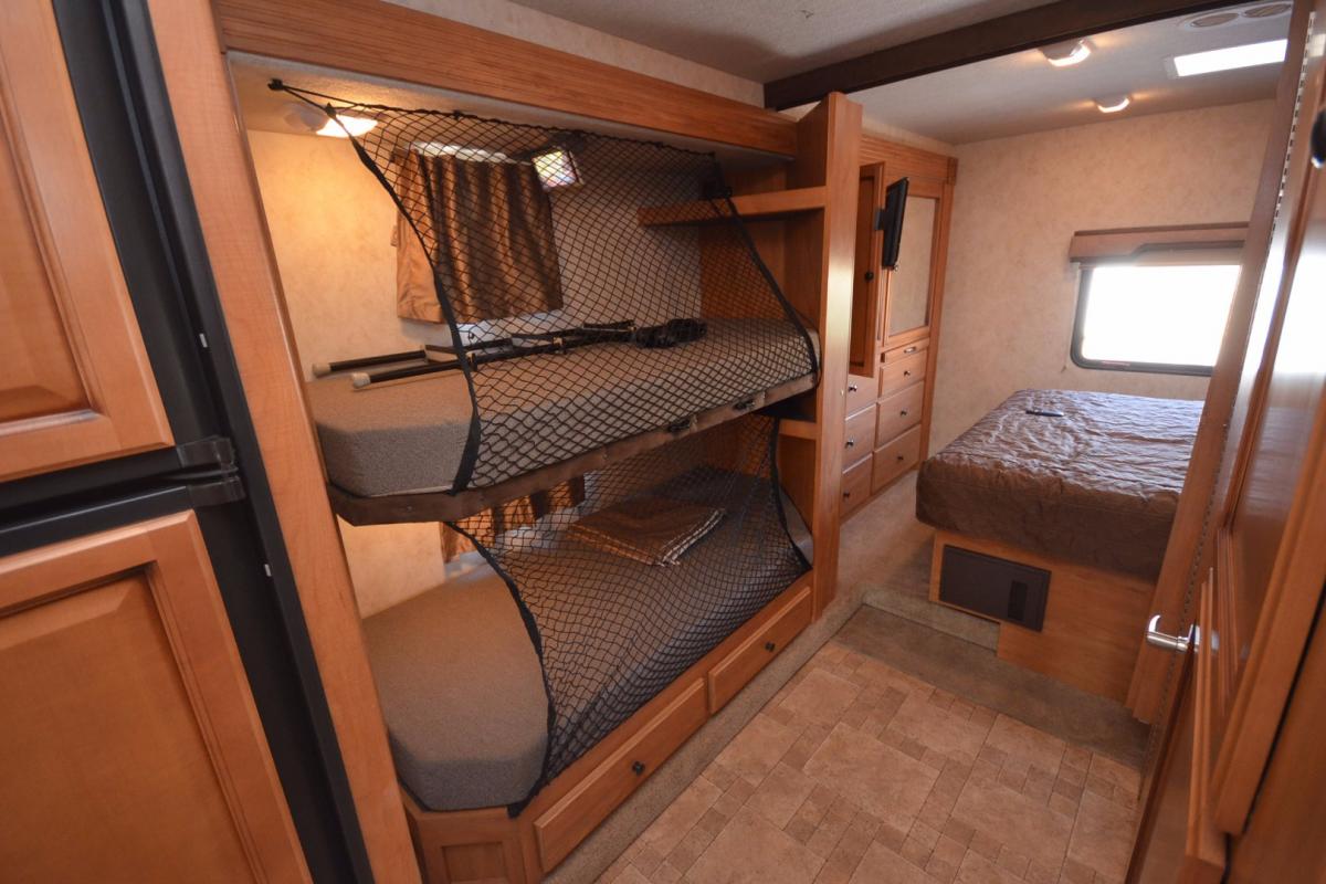 2011 Fleetwood Jamboree Sport 31N, 10