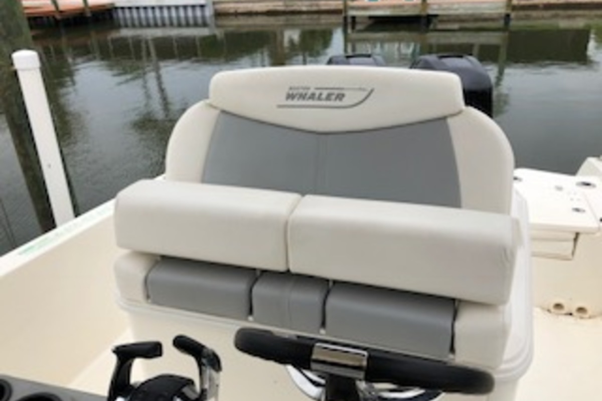 2016 Boston Whaler Dauntless, 4