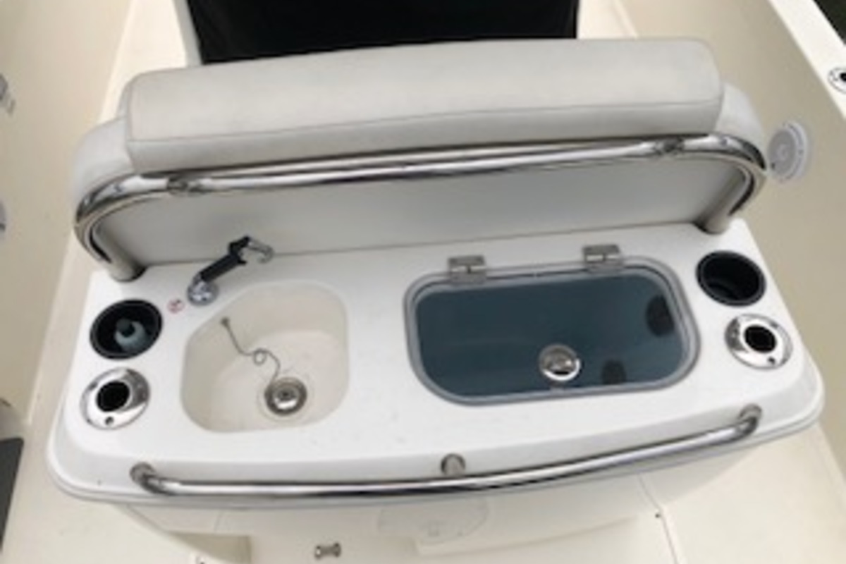2016 Boston Whaler Dauntless, 3