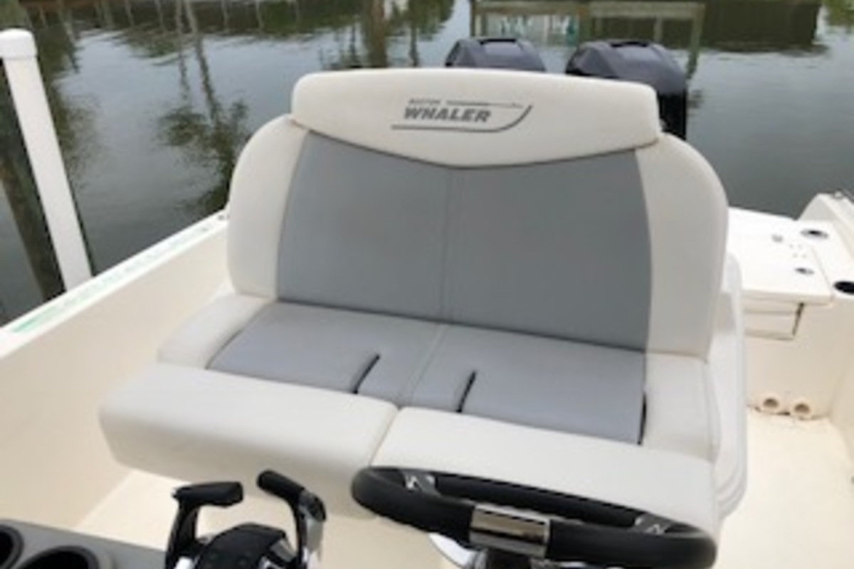 2016 Boston Whaler Dauntless, 5