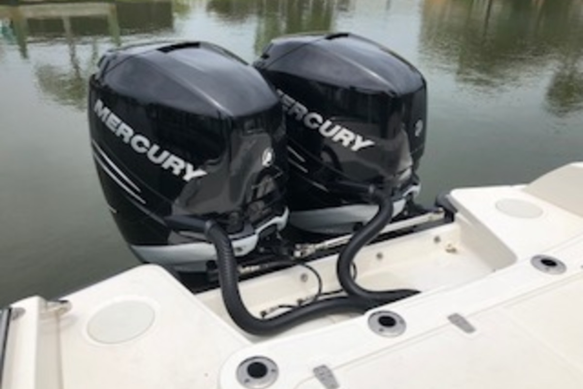 2016 Boston Whaler Dauntless, 2