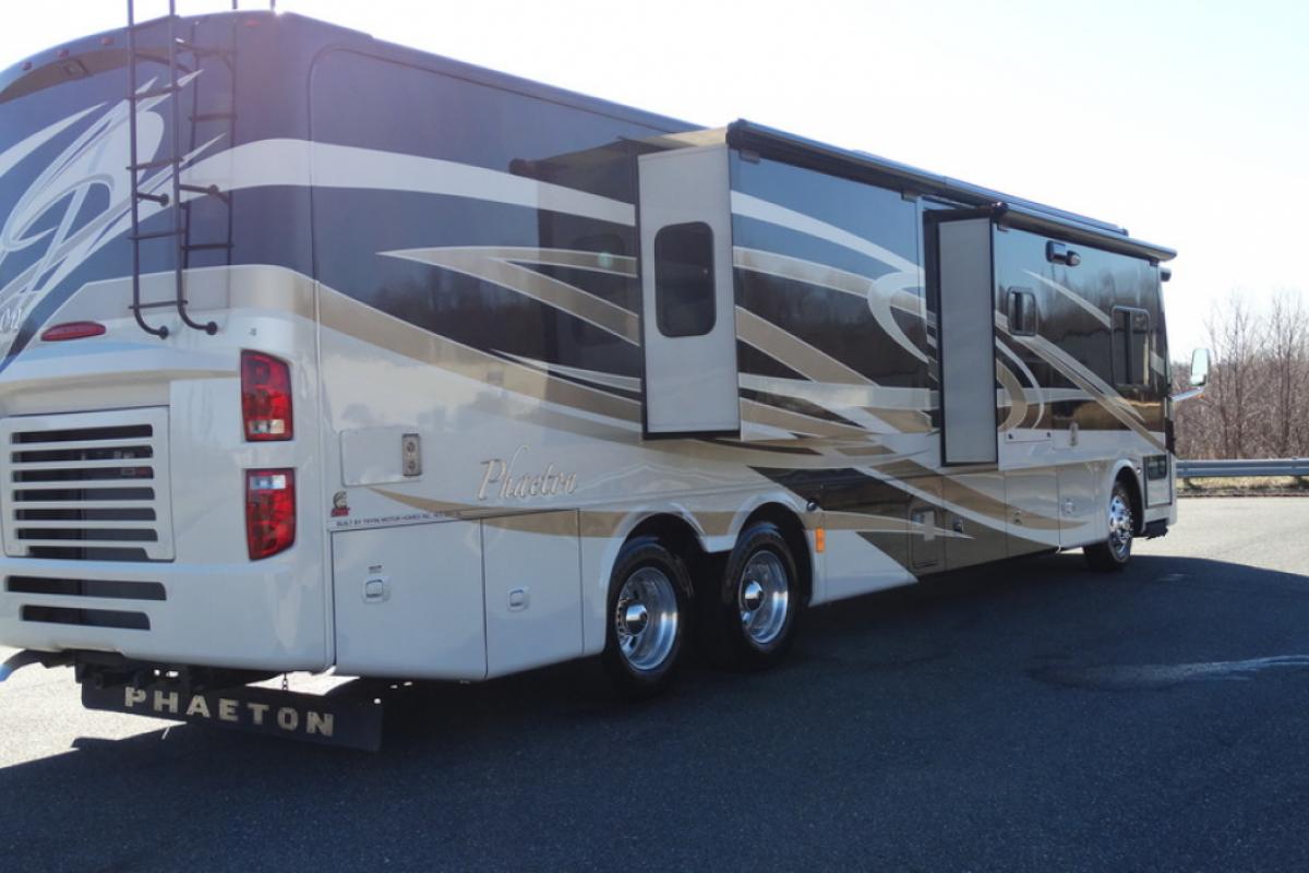 2012 Tiffin Motorhomes Phaeton, 6