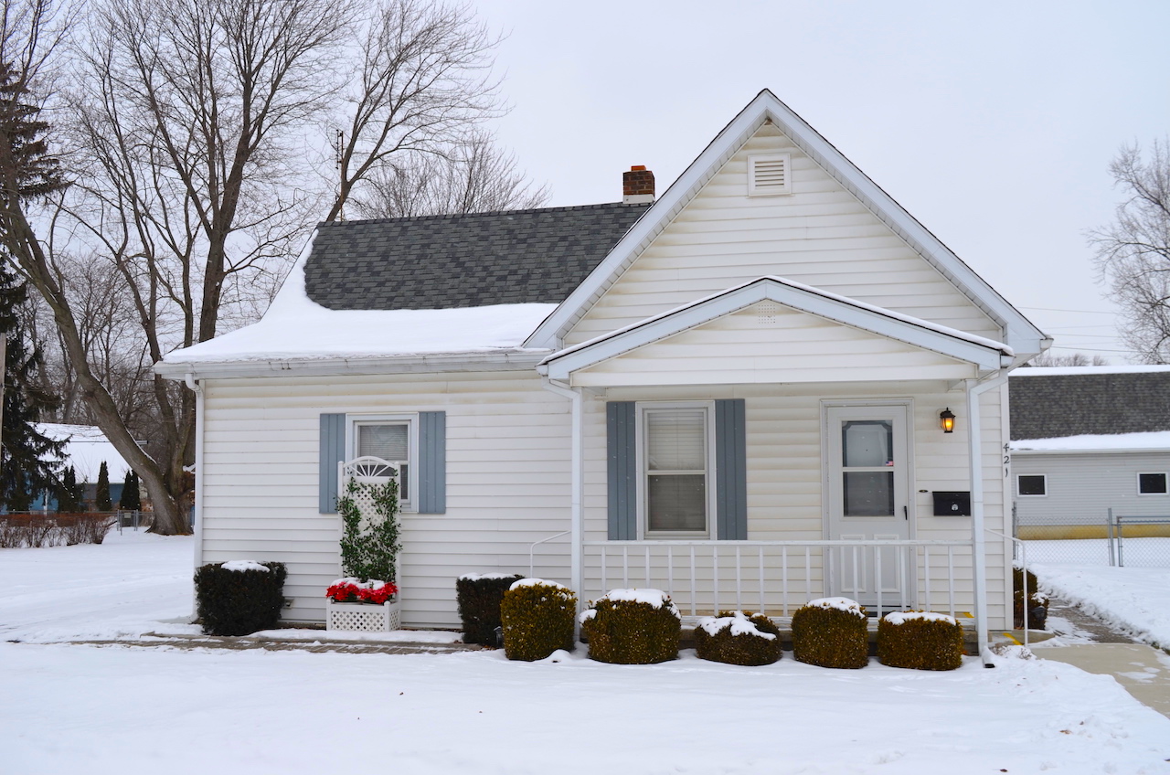 Well maintained 3 bedroom home and garage in New Haven Scheerer