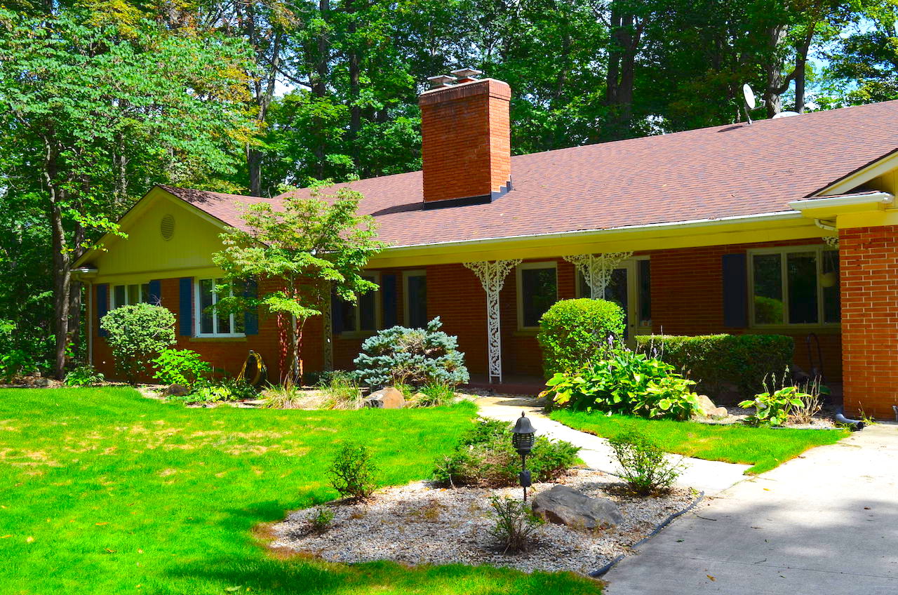 Spacious 3 bedroom home on bsmt with outbuildings sitting on 3 acres