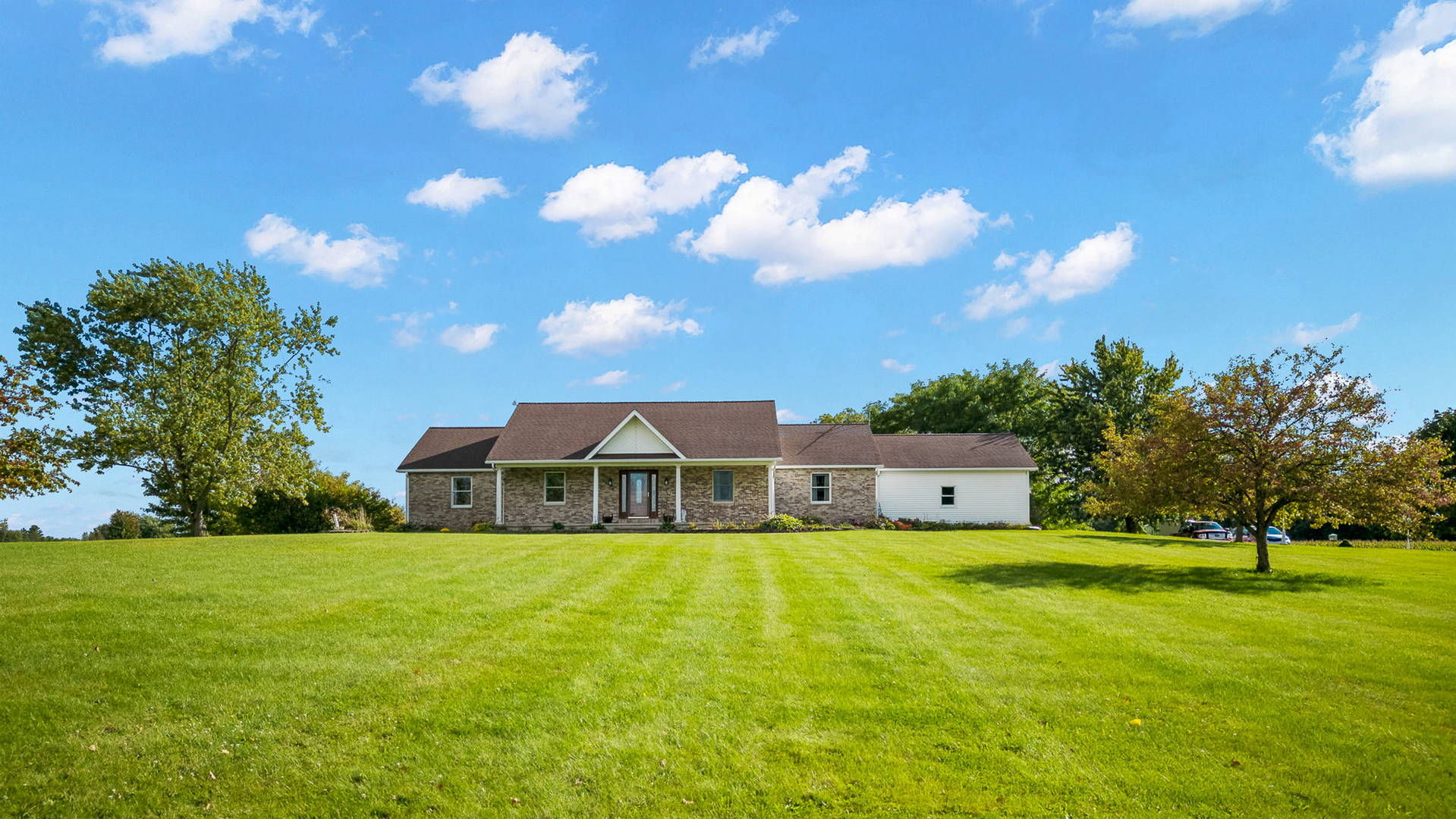 This property is the REAL DEAL located in Wolcottville, Indiana Home