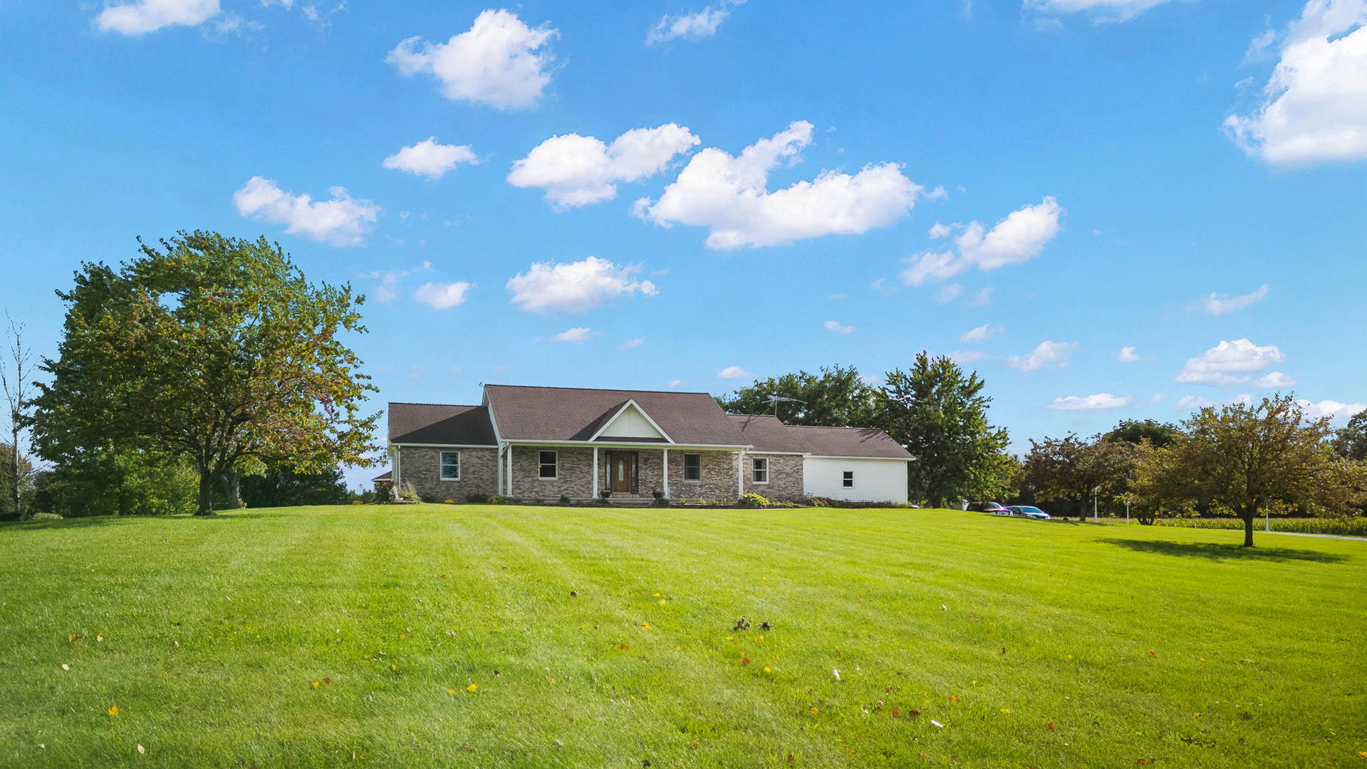 This property is the REAL DEAL located in Wolcottville, Indiana Home