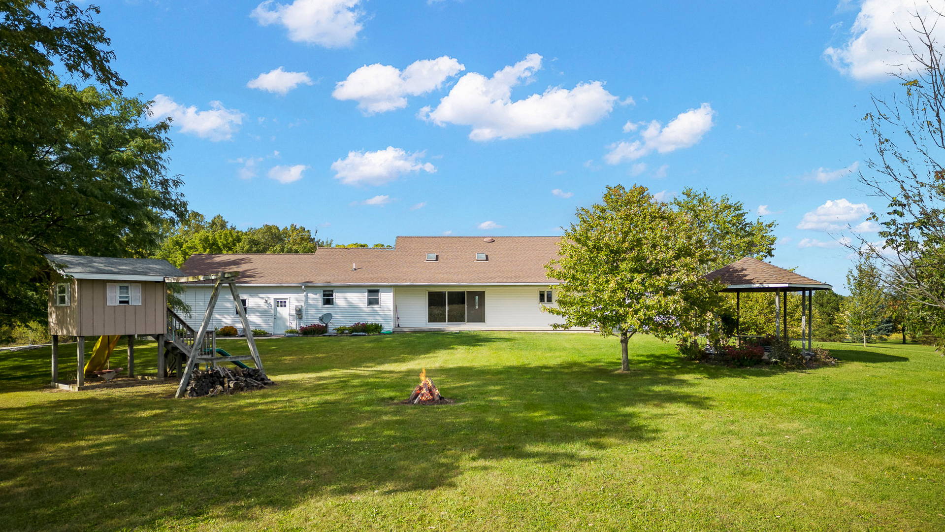 This property is the REAL DEAL located in Wolcottville, Indiana Home