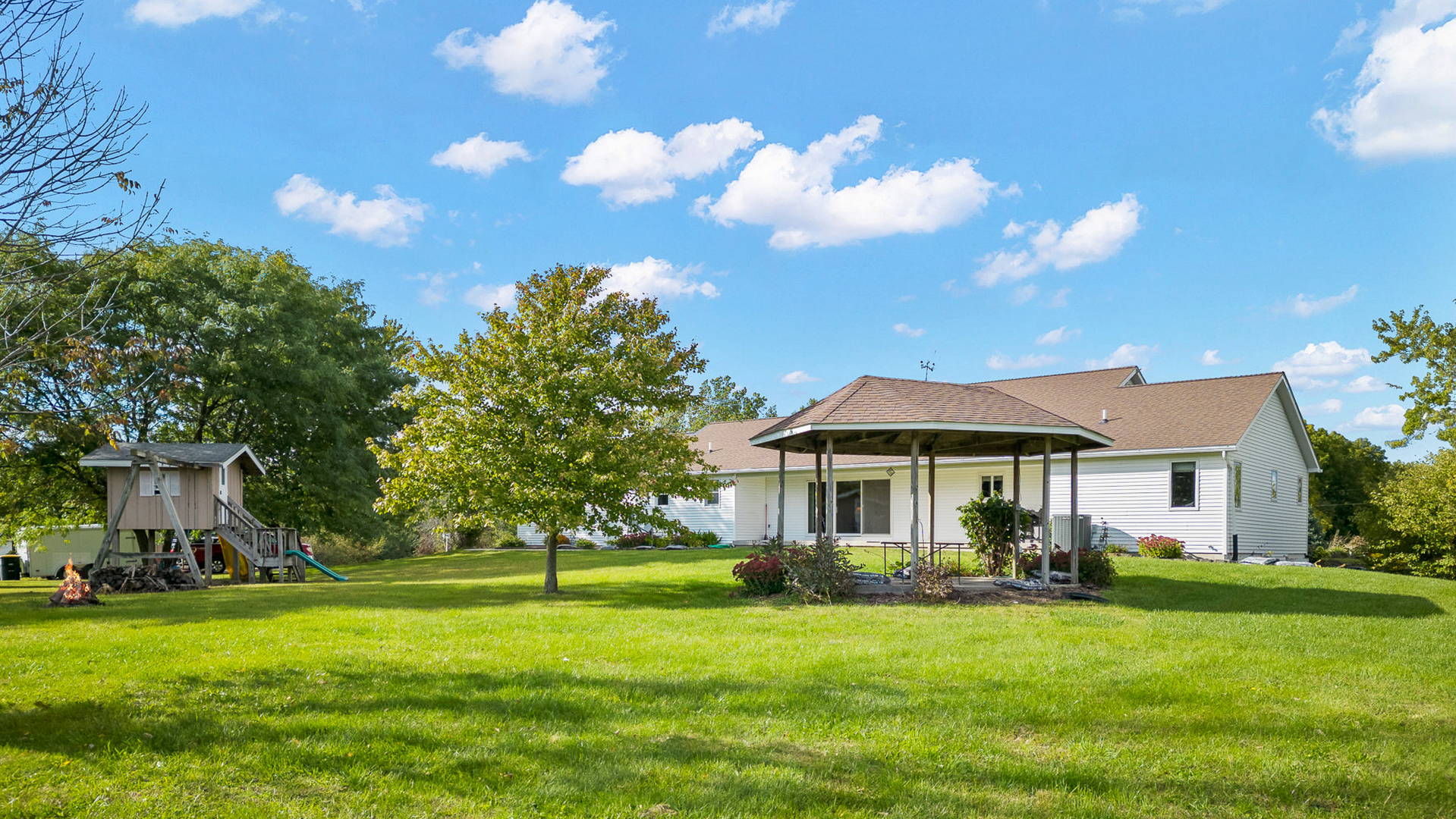 This property is the REAL DEAL located in Wolcottville, Indiana Home