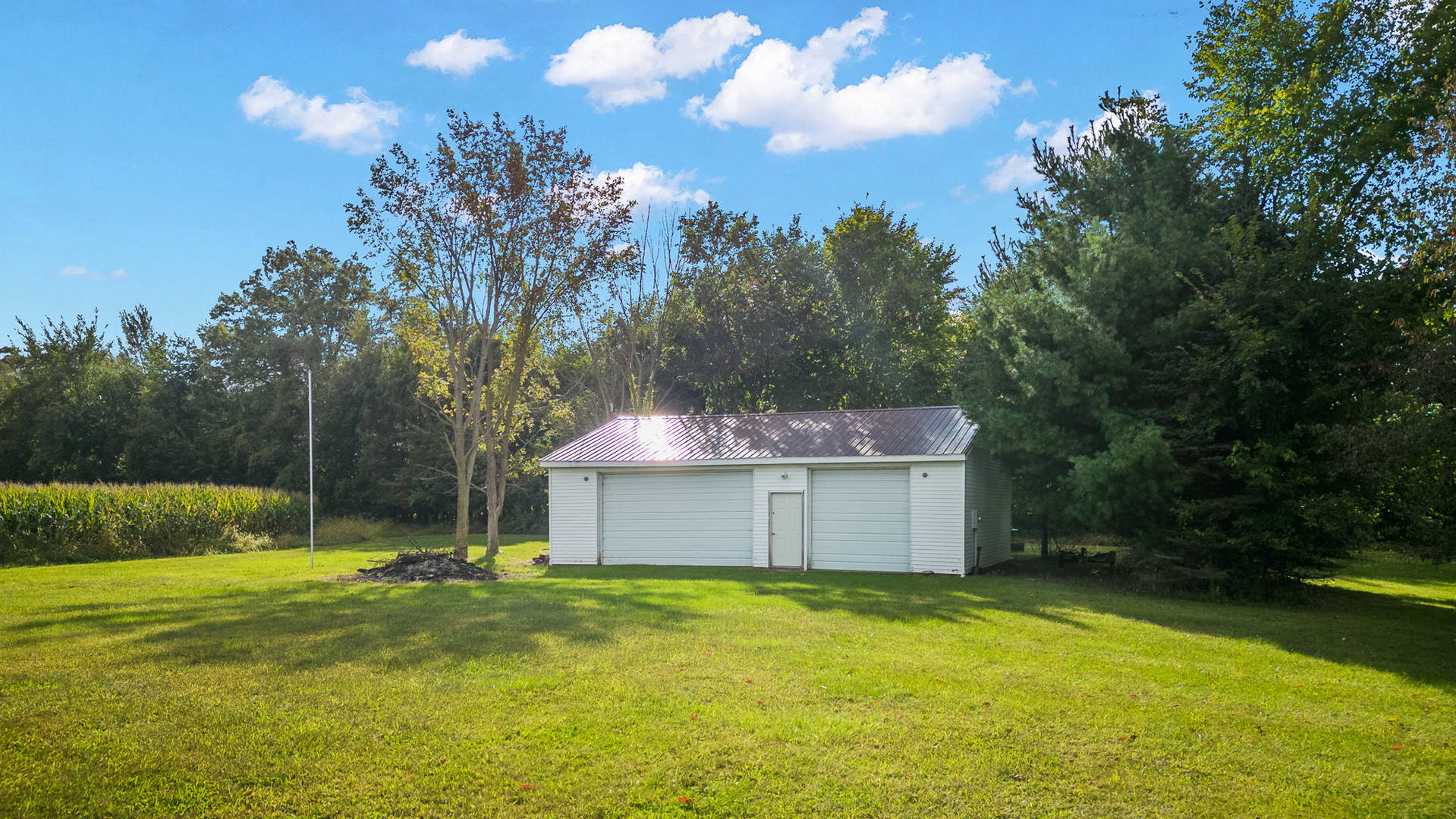 This property is the REAL DEAL located in Wolcottville, Indiana Home