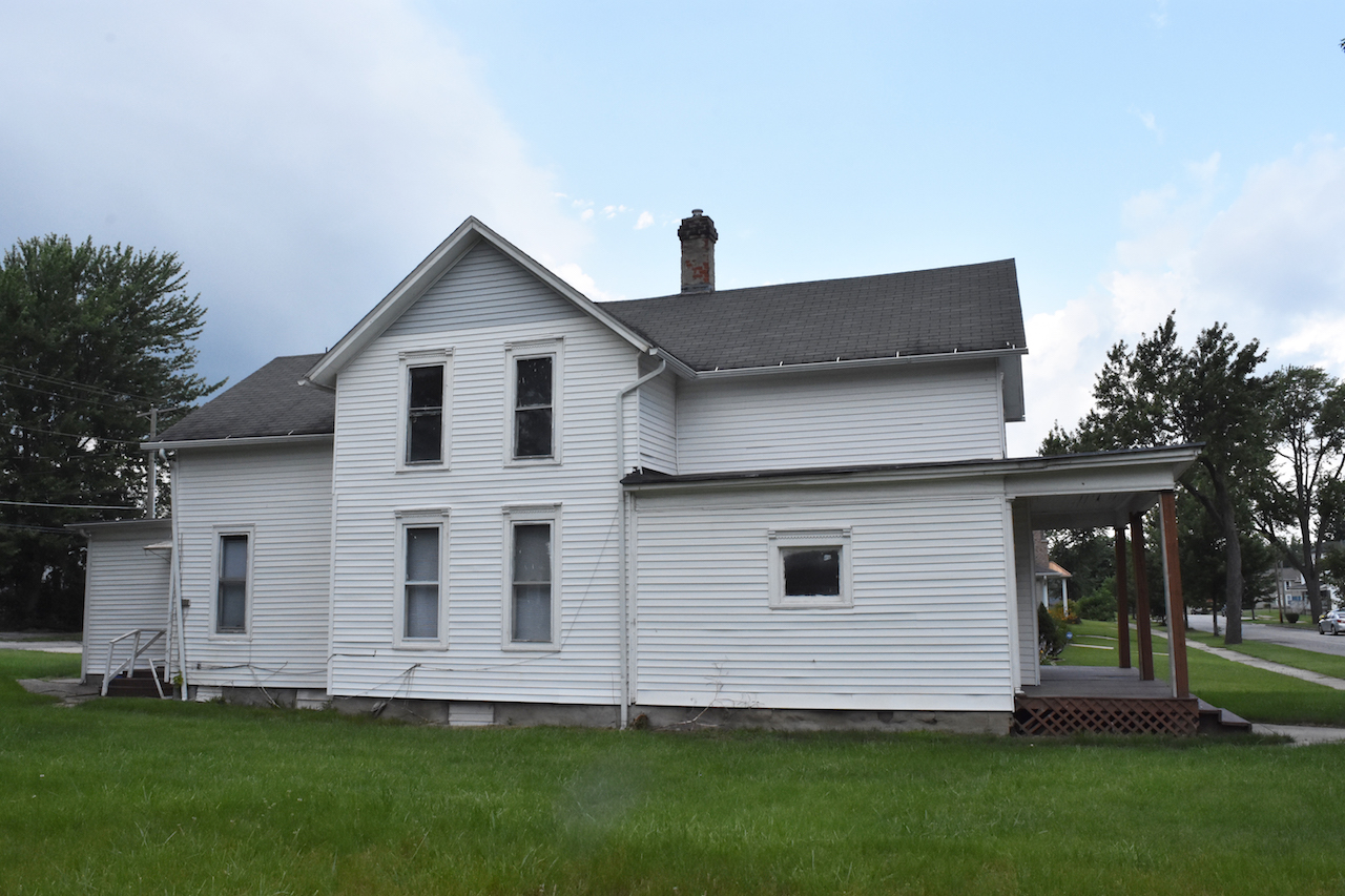 Spacious 4 bedroom duplex home just outside downtown Ft Wayne