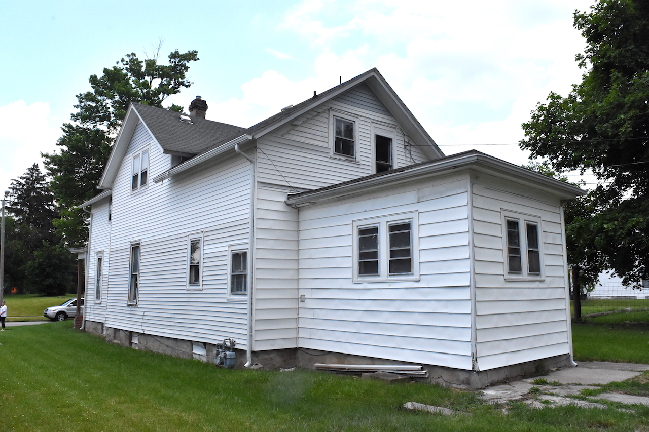 Spacious 4 bedroom duplex home just outside downtown Ft Wayne